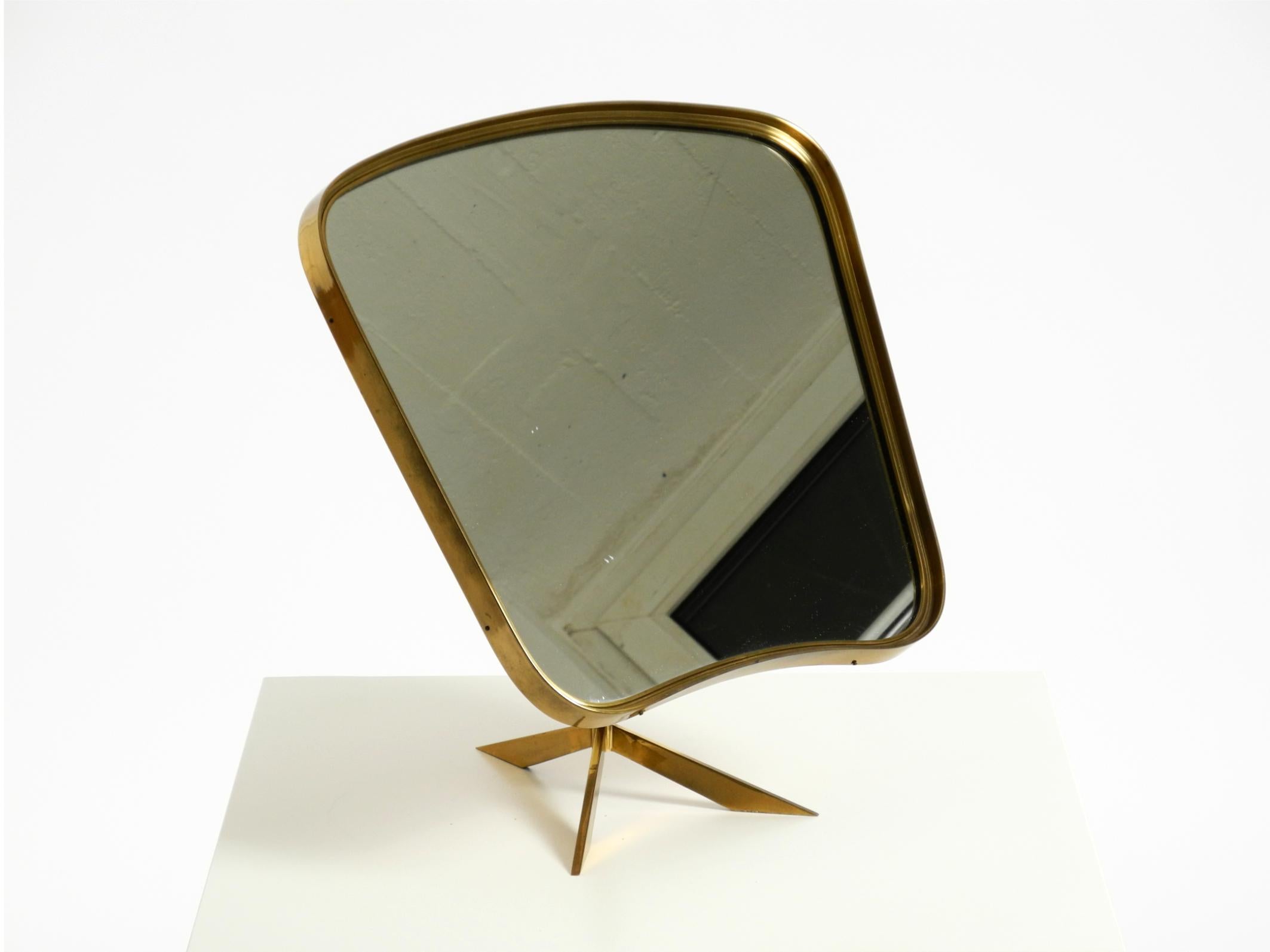 Bellissimo e raro grande specchio da tavolo regolabile di metà secolo in ottone di Rare Form A in vendita 4