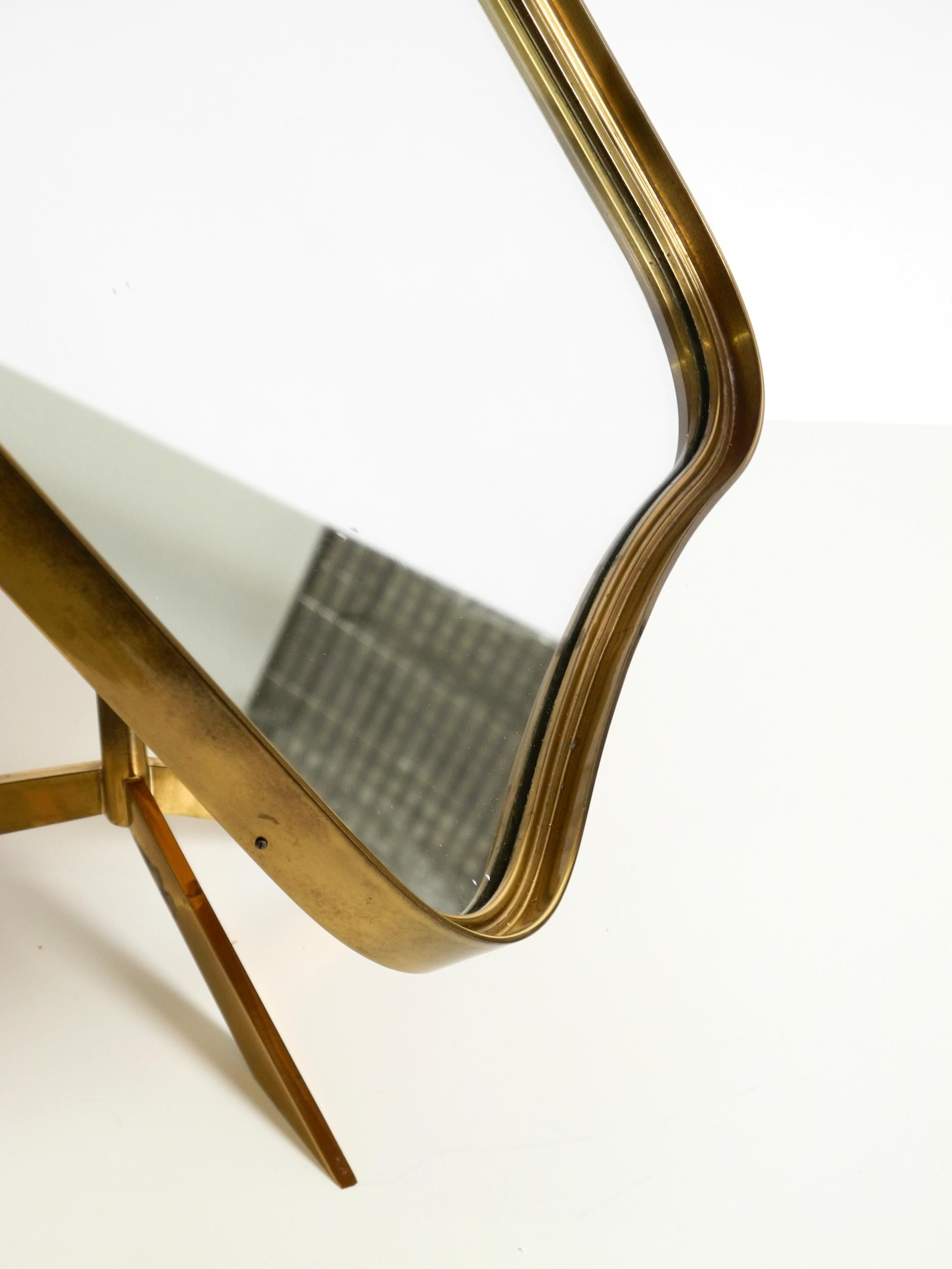 Bellissimo e raro grande specchio da tavolo regolabile di metà secolo in ottone di Rare Form A in vendita 5