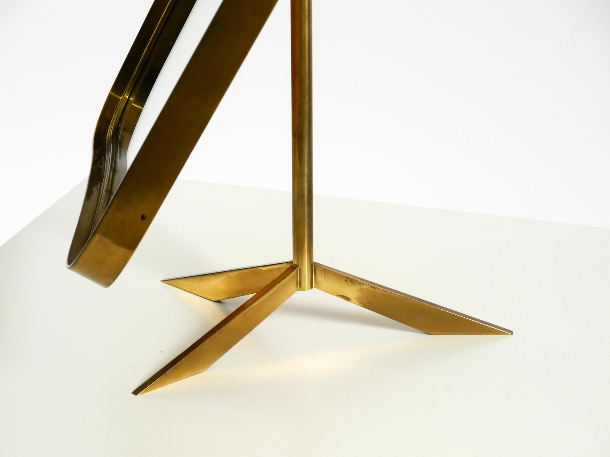 Bellissimo e raro grande specchio da tavolo regolabile di metà secolo in ottone di Rare Form A in vendita 6