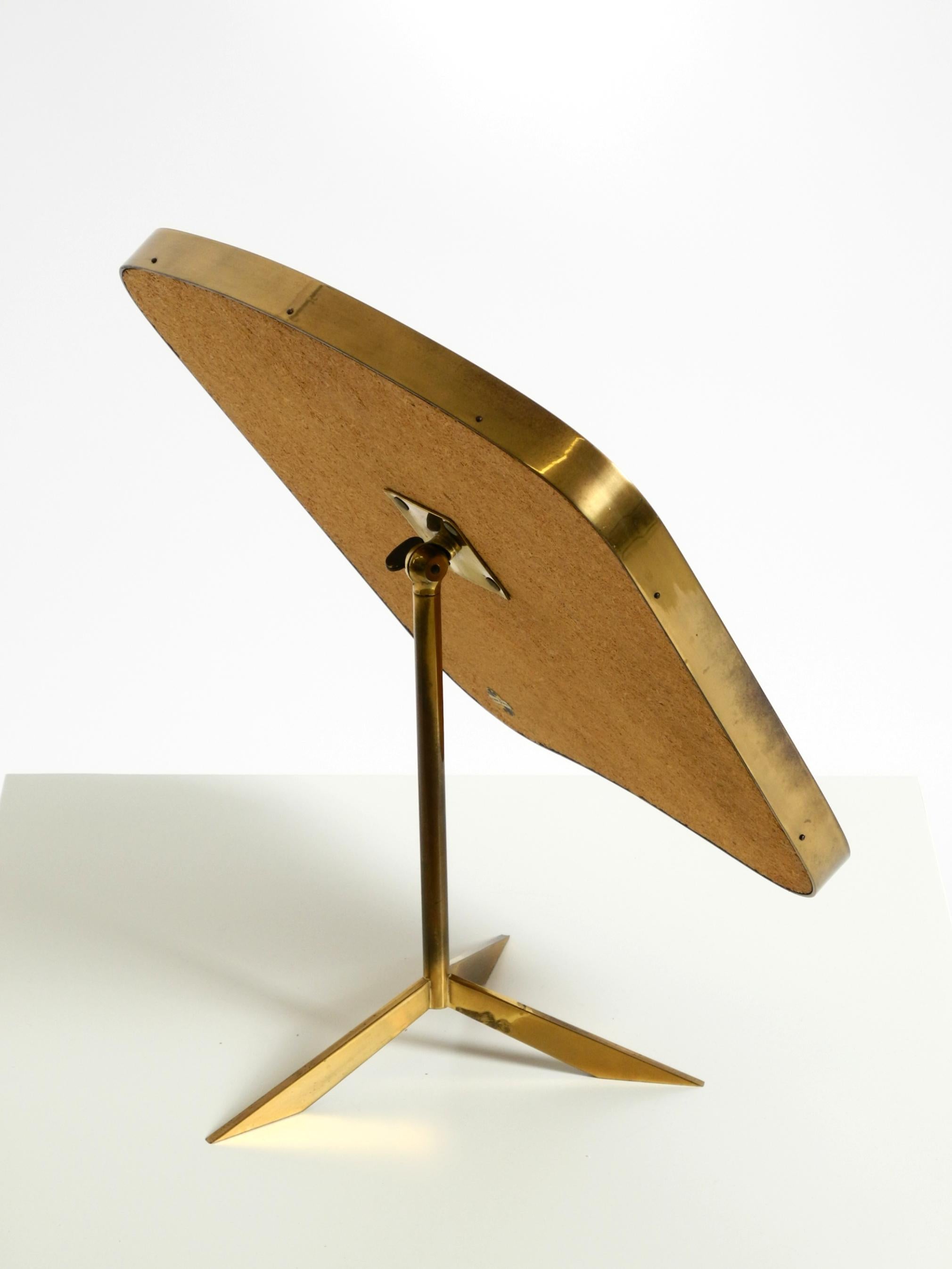 Bellissimo e raro grande specchio da tavolo regolabile di metà secolo in ottone di Rare Form A in vendita 8