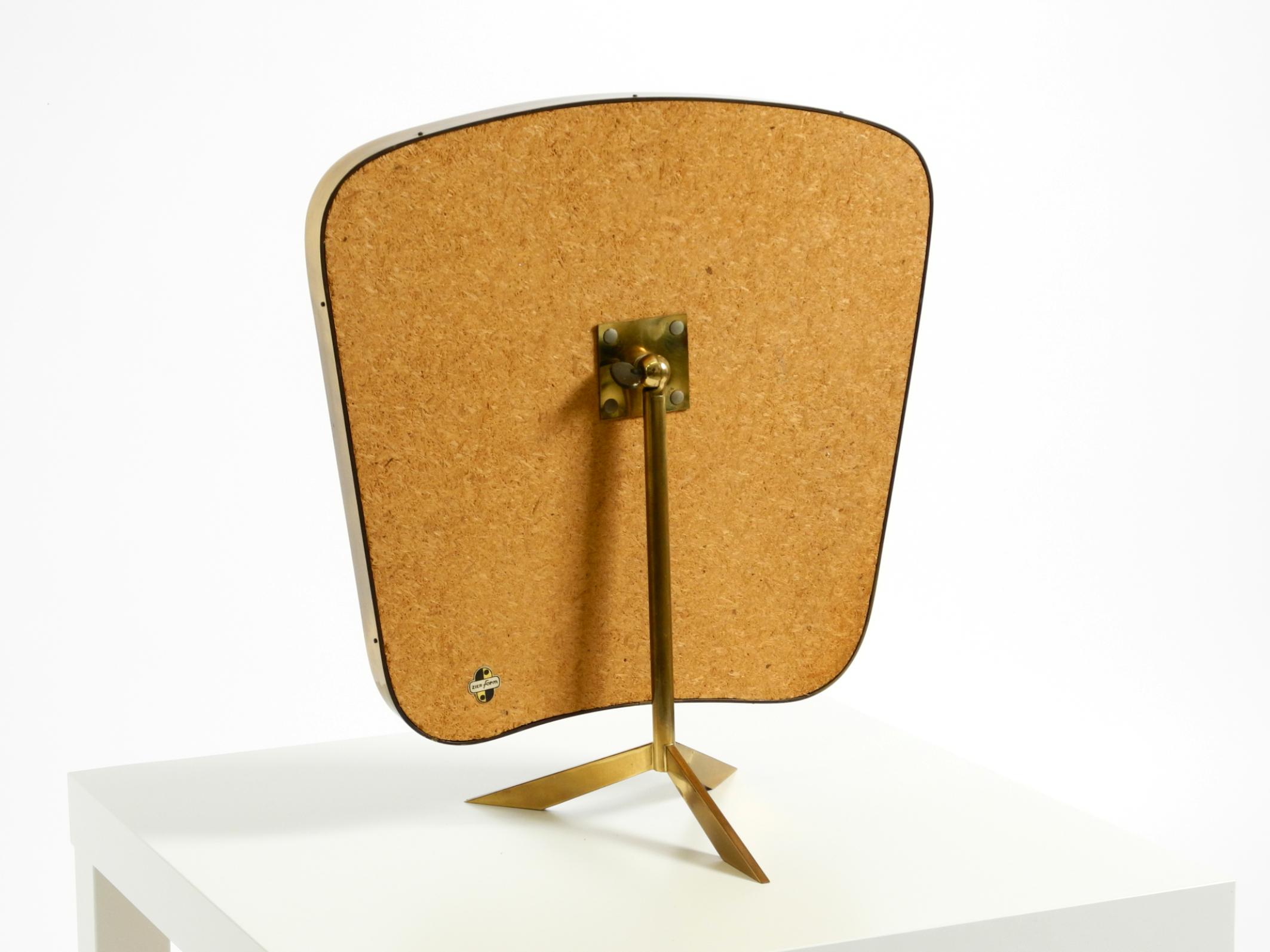 Bellissimo e raro grande specchio da tavolo regolabile di metà secolo in ottone di Rare Form A in vendita 9