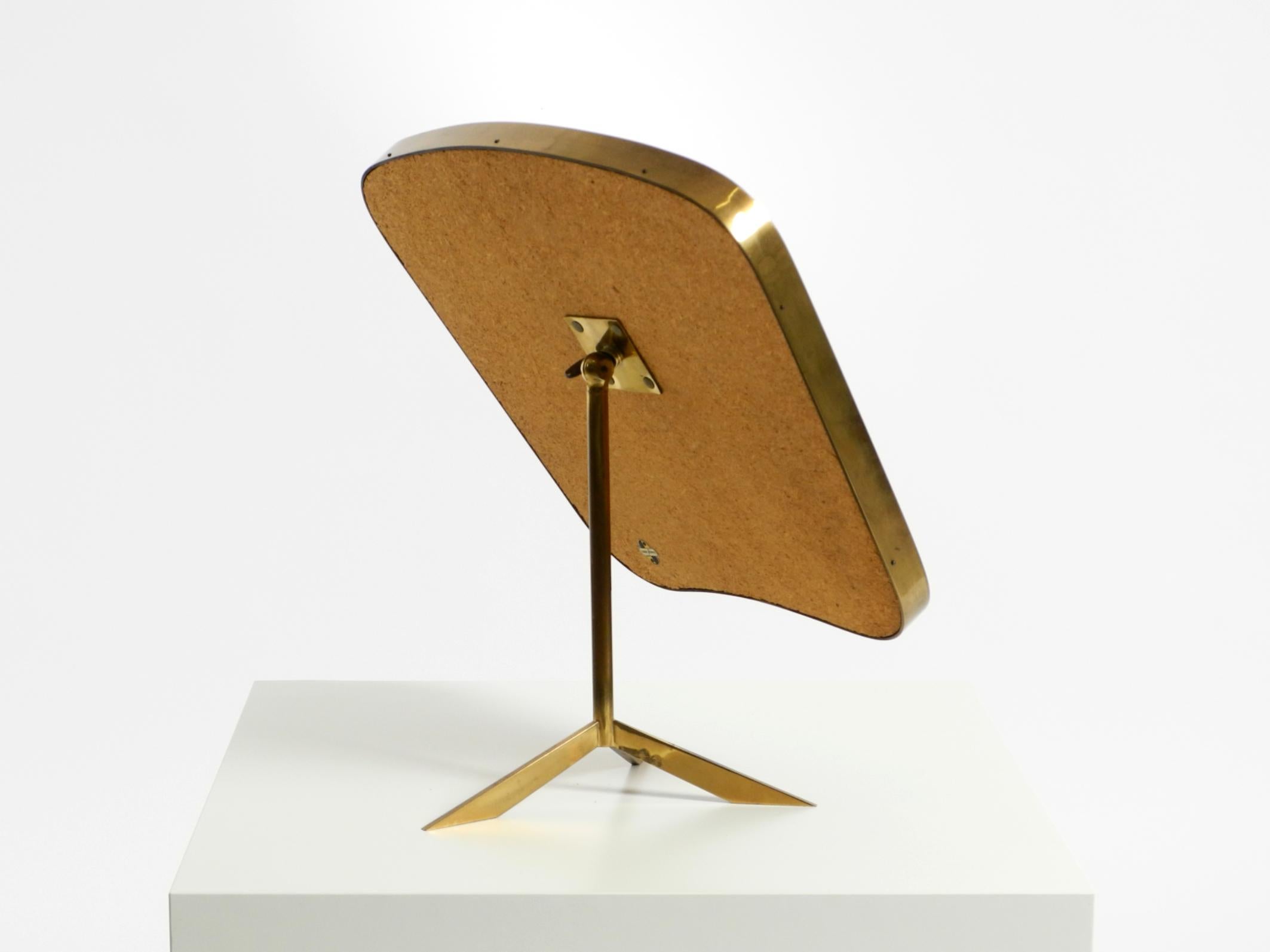 Bellissimo e raro grande specchio da tavolo regolabile di metà secolo in ottone di Rare Form A in vendita 10