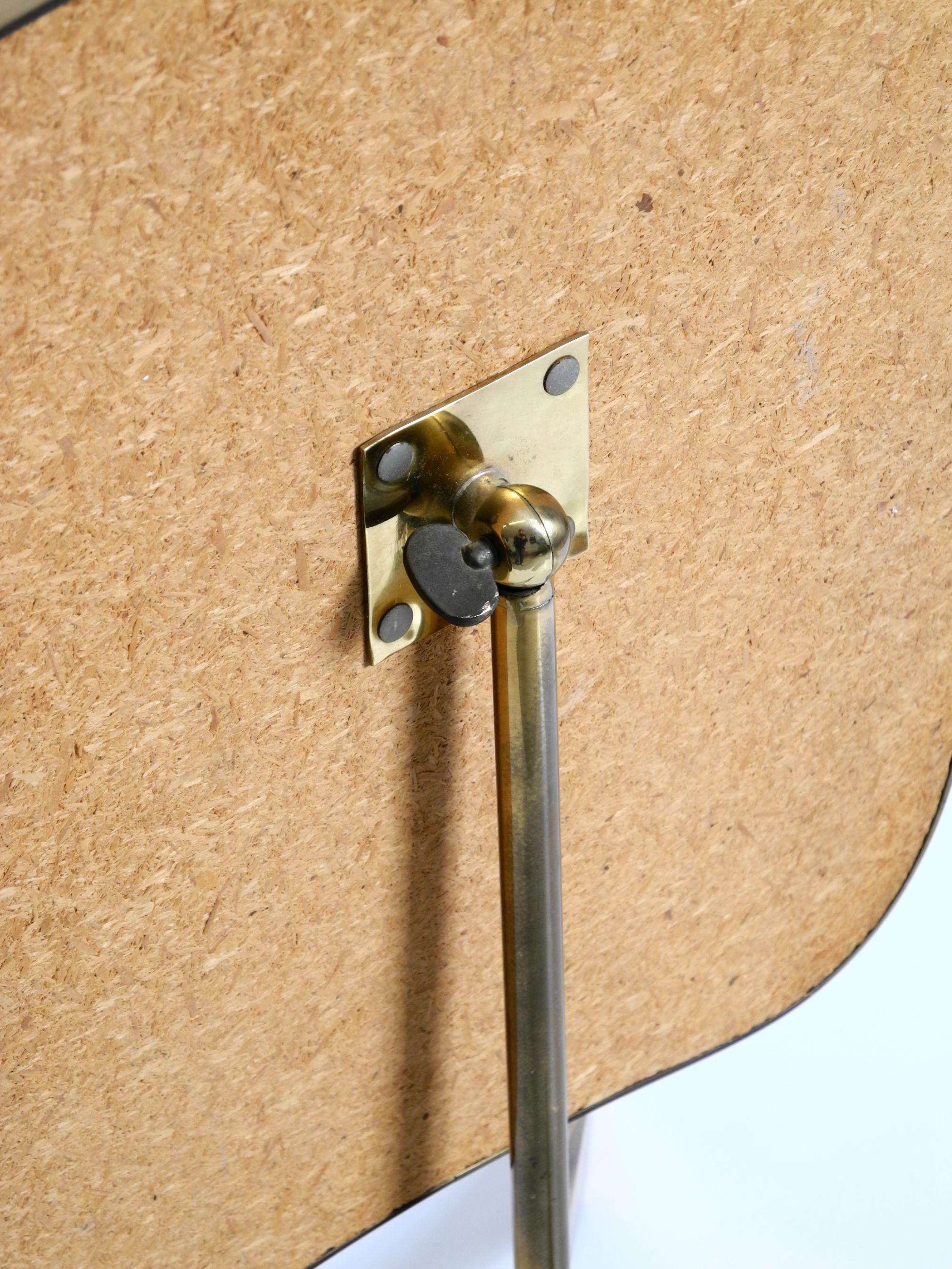 Bellissimo e raro grande specchio da tavolo regolabile di metà secolo in ottone di Rare Form A in vendita 12