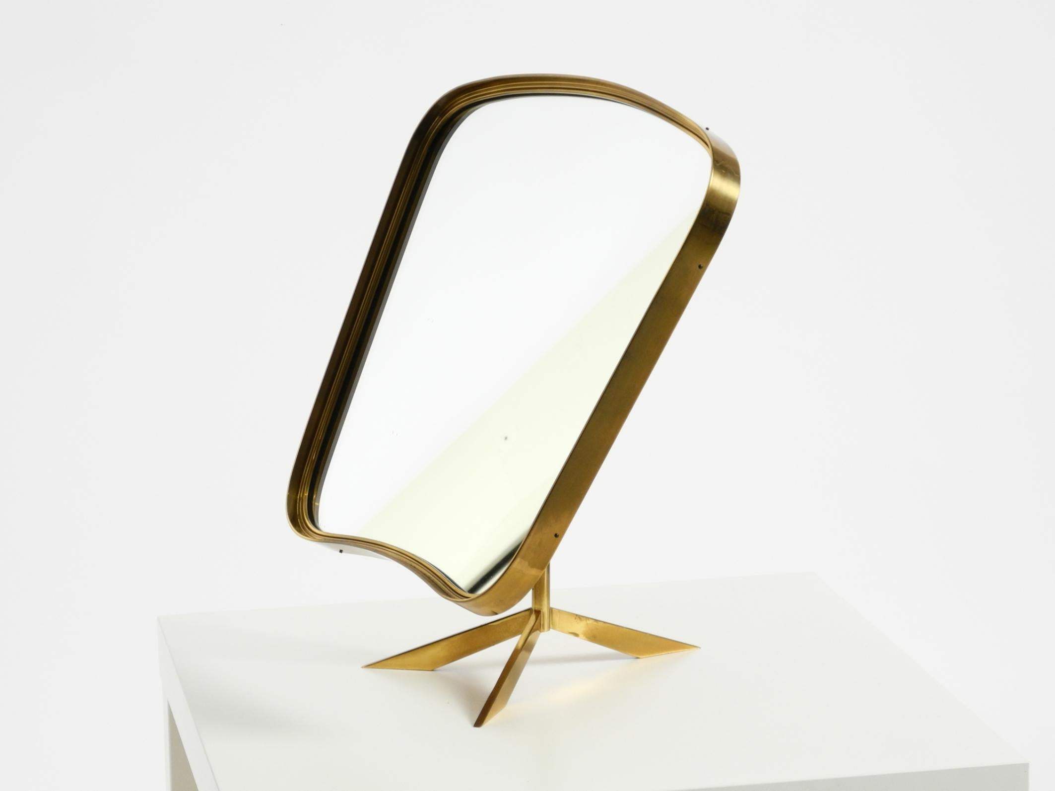 Mid-Century moderno Bellissimo e raro grande specchio da tavolo regolabile di metà secolo in ottone di Rare Form A in vendita