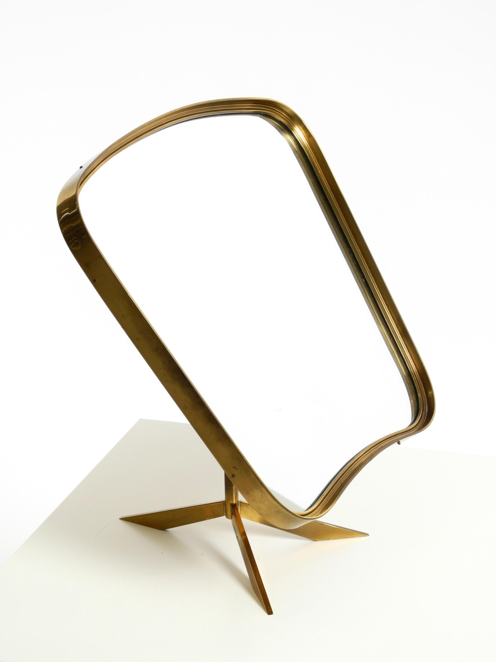 Tedesco Bellissimo e raro grande specchio da tavolo regolabile di metà secolo in ottone di Rare Form A in vendita