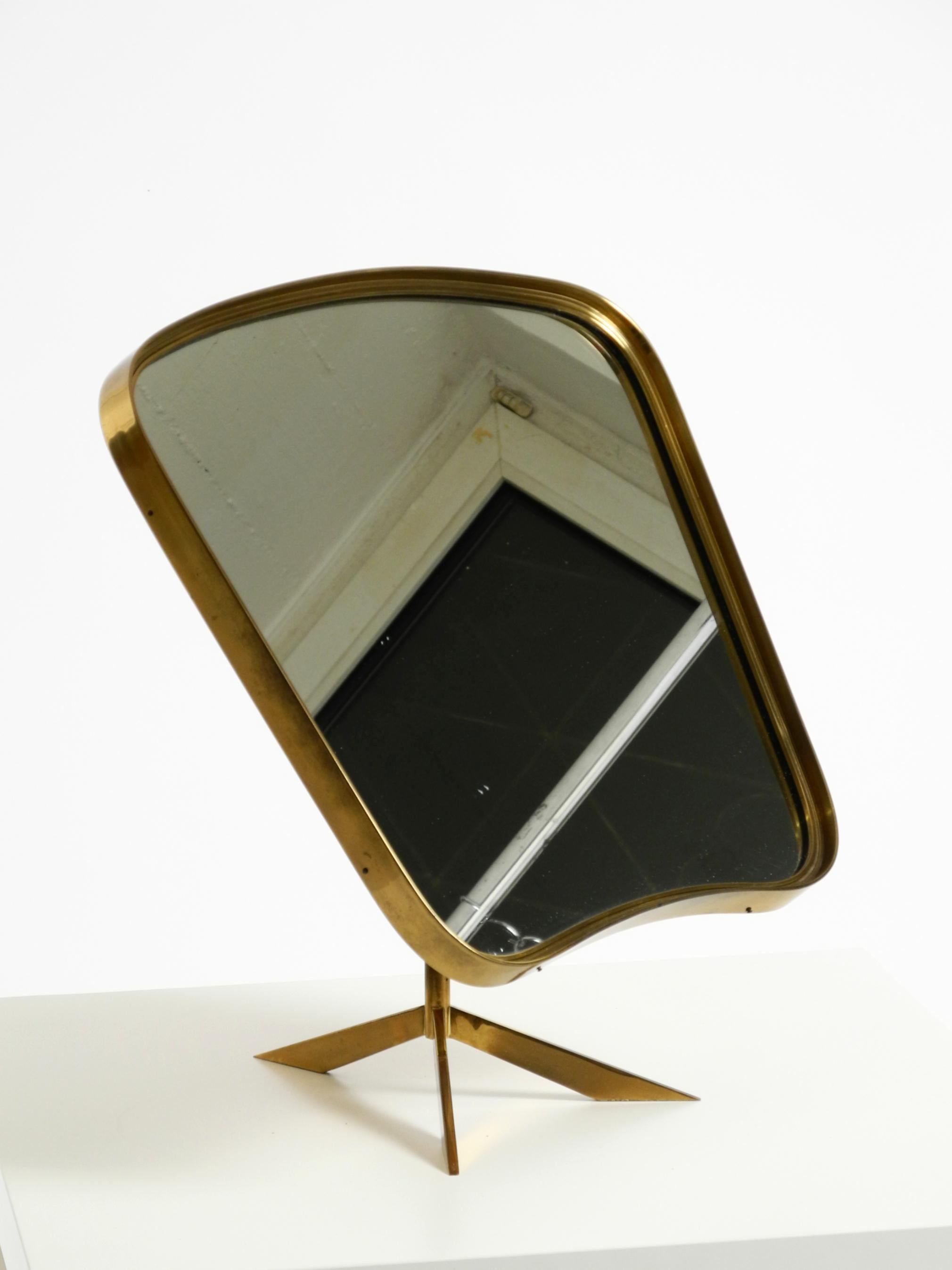 Bellissimo e raro grande specchio da tavolo regolabile di metà secolo in ottone di Rare Form A In condizioni buone in vendita a München, DE
