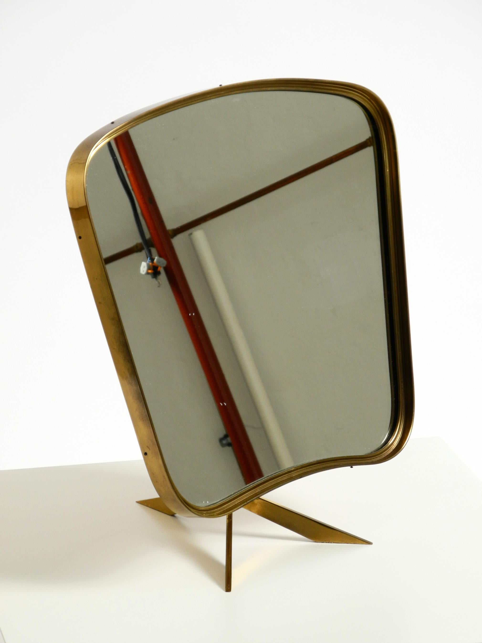 Metà XX secolo Bellissimo e raro grande specchio da tavolo regolabile di metà secolo in ottone di Rare Form A in vendita