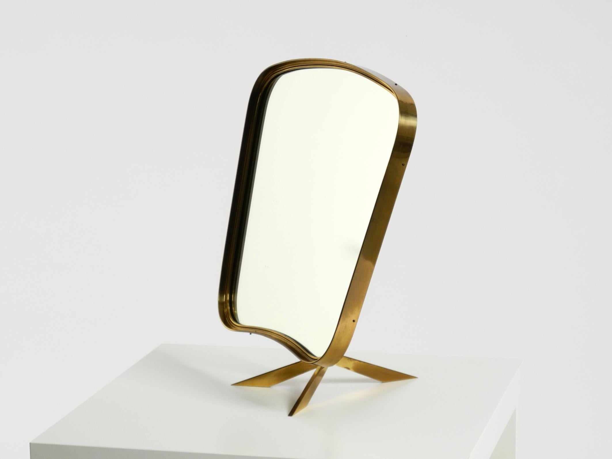 Ottone Bellissimo e raro grande specchio da tavolo regolabile di metà secolo in ottone di Rare Form A in vendita