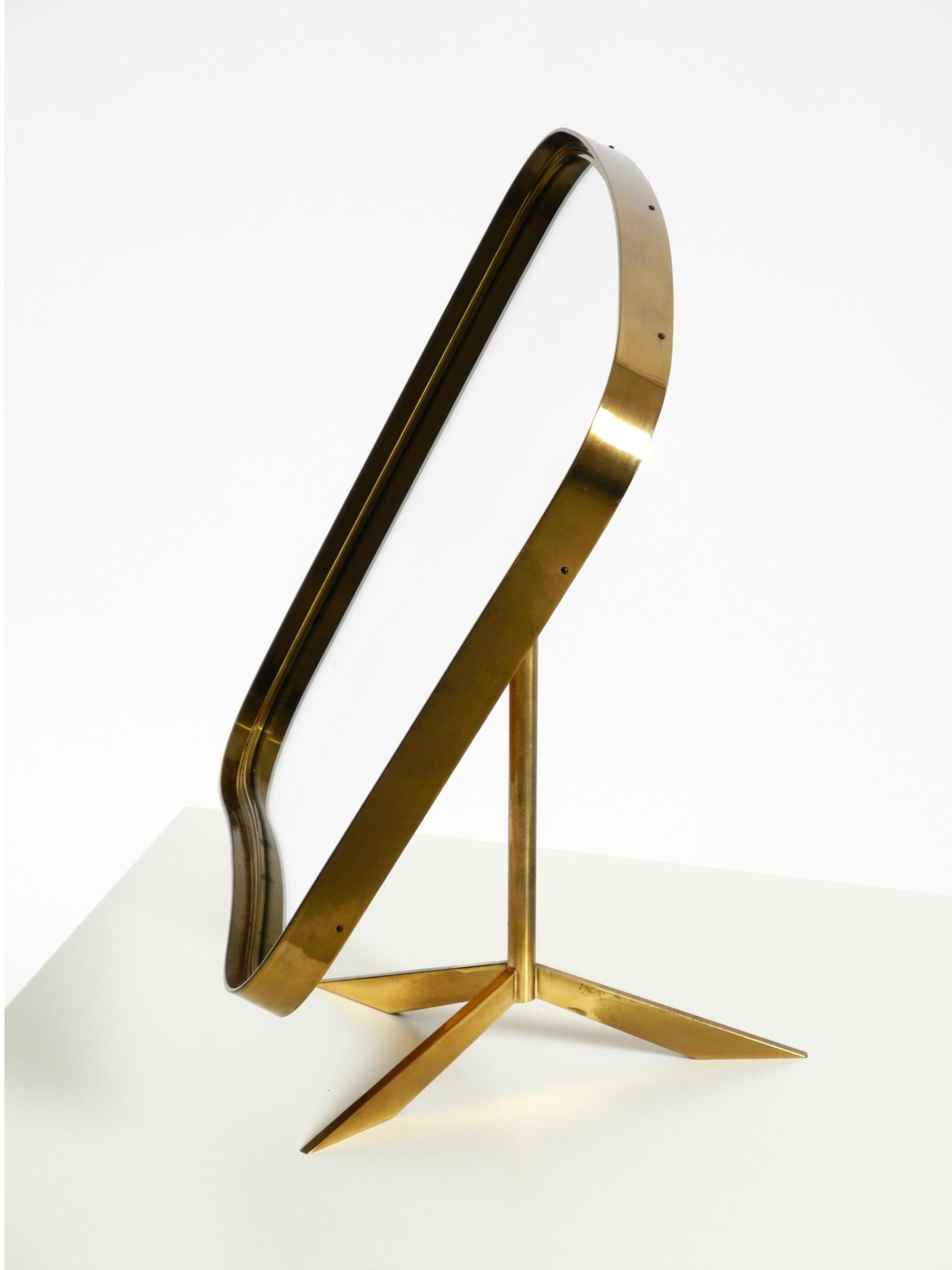 Bellissimo e raro grande specchio da tavolo regolabile di metà secolo in ottone di Rare Form A in vendita 1