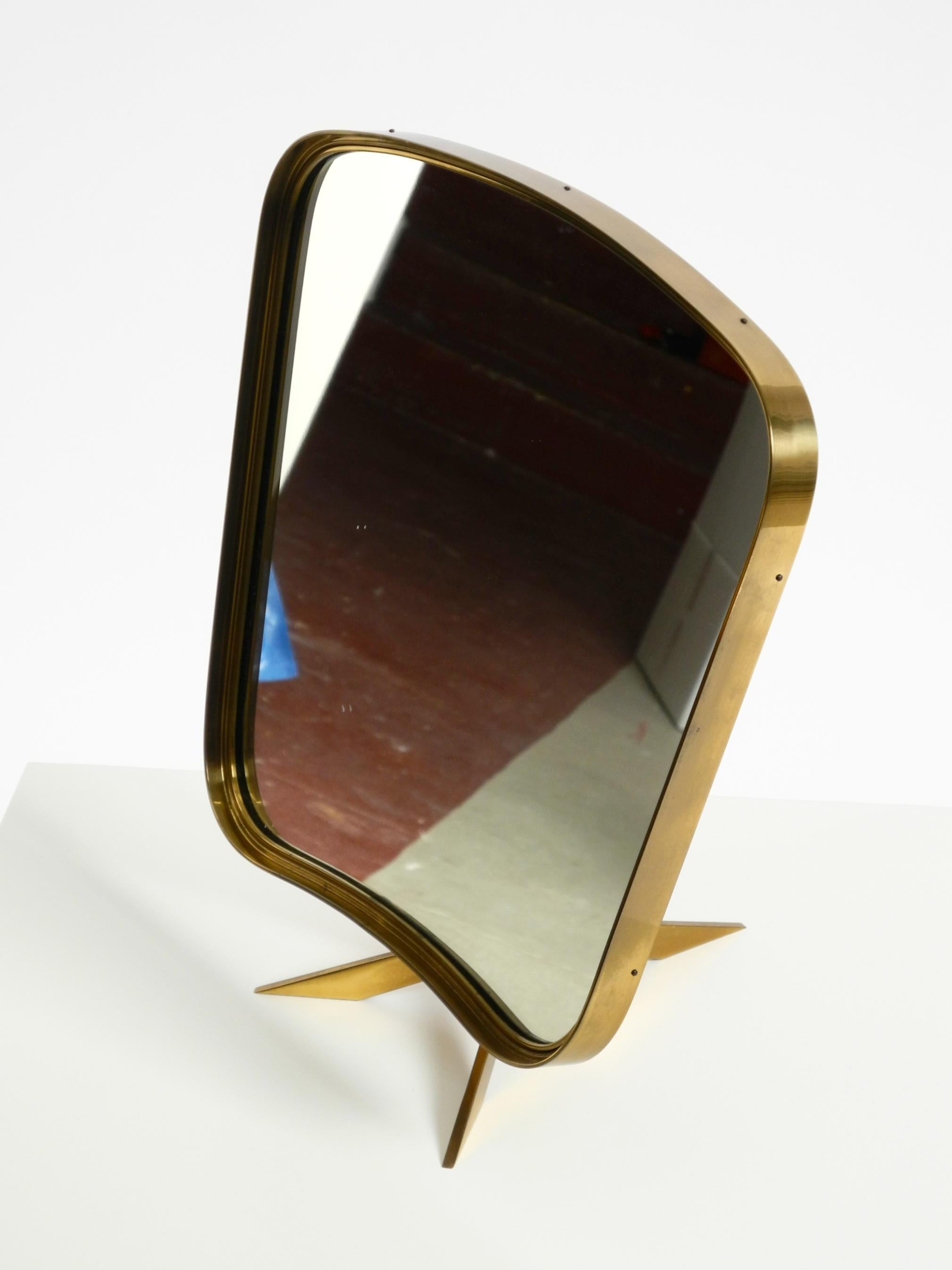 Bellissimo e raro grande specchio da tavolo regolabile di metà secolo in ottone di Rare Form A in vendita 2