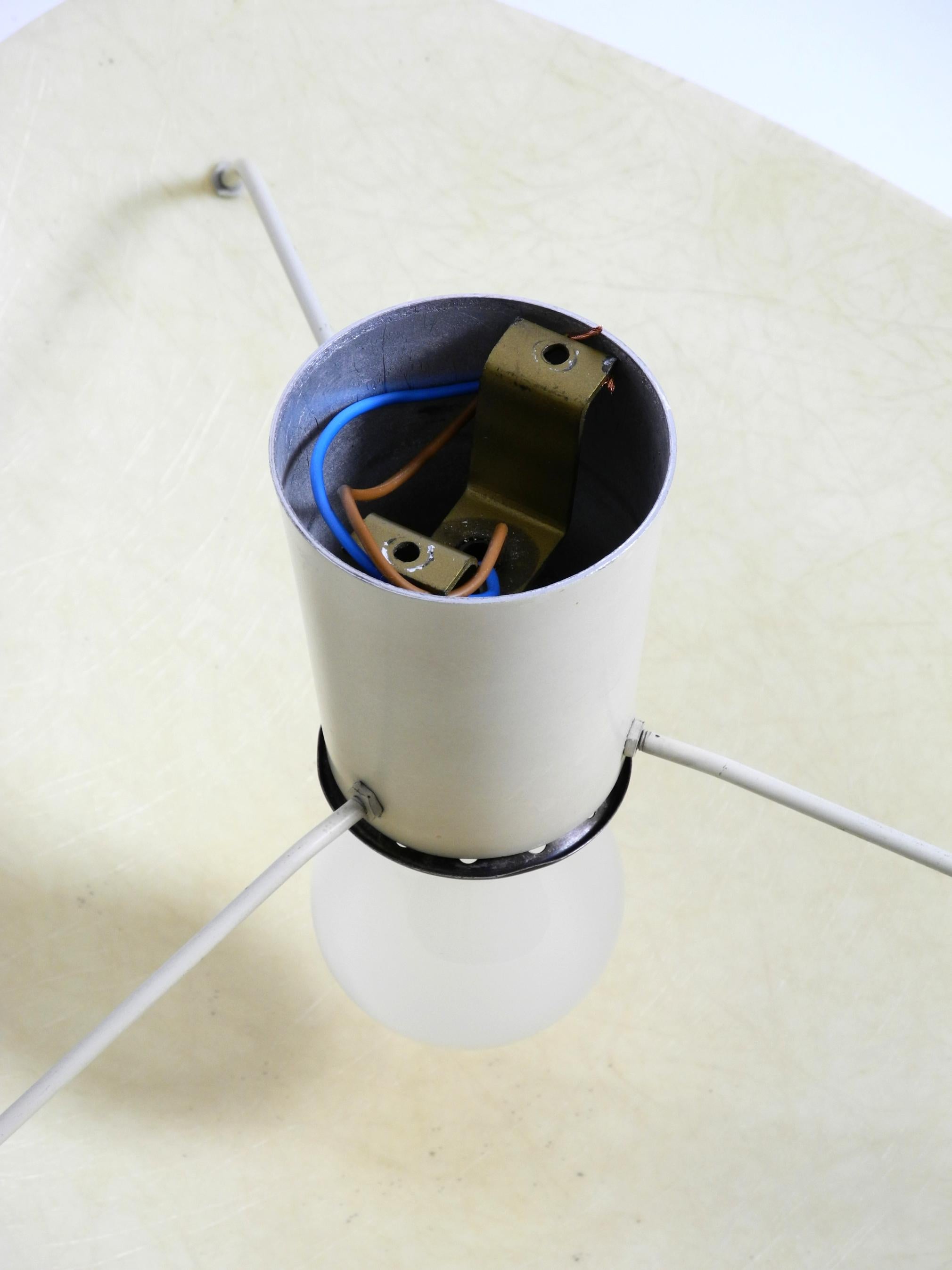 Schöne, seltene Deckenlampe aus Fiberglas aus der Mitte des Jahrhunderts im Angebot 8