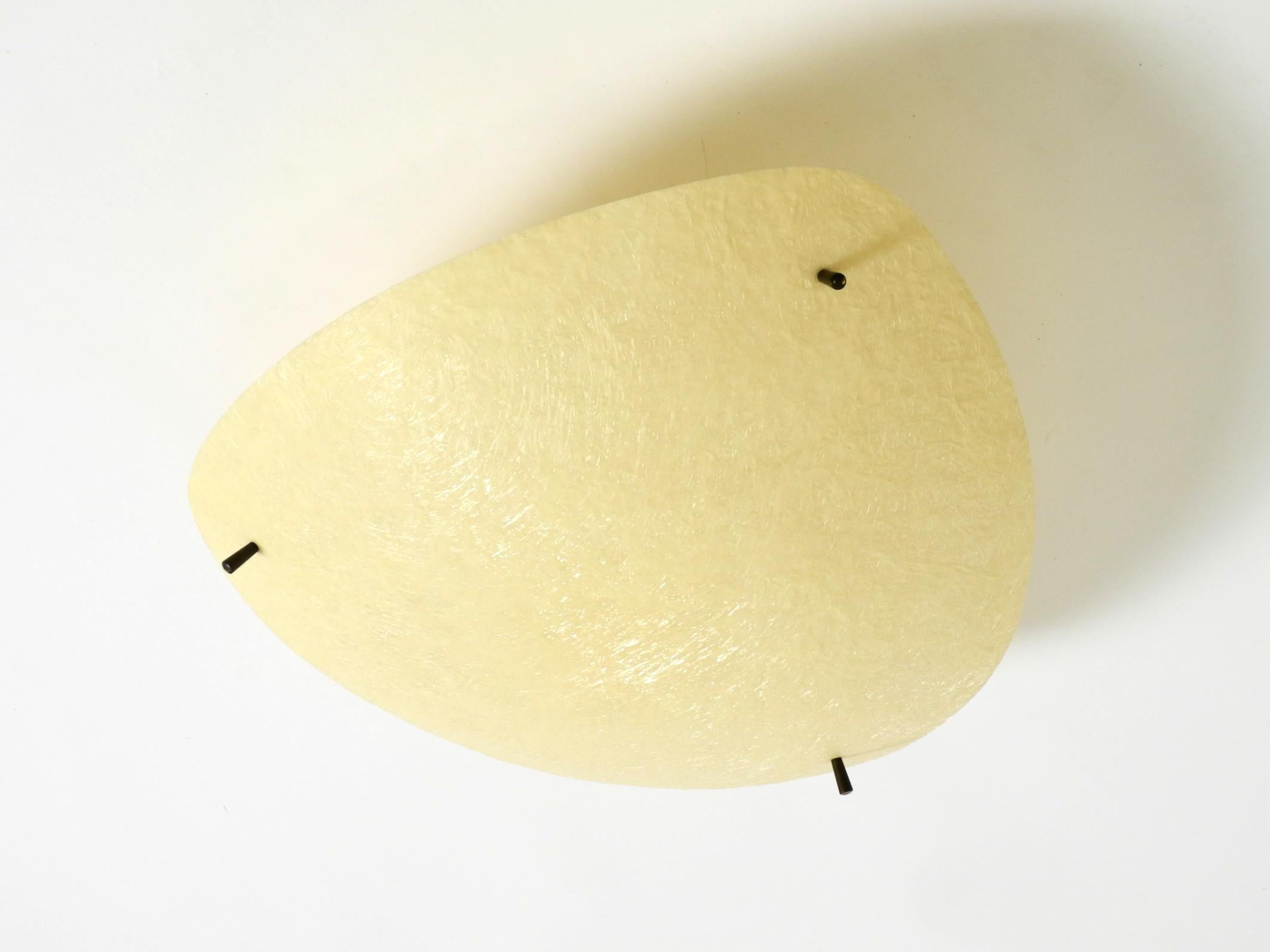 Schöne große moderne Deckenlampe aus der Mitte des Jahrhunderts aus Fiberglas. Sehr elegantes, hochwertiges Design für angenehmes, indirektes Licht an der Decke.
Das Gestell ist aus weiß lackiertem Metall und wird mit Messingschrauben am