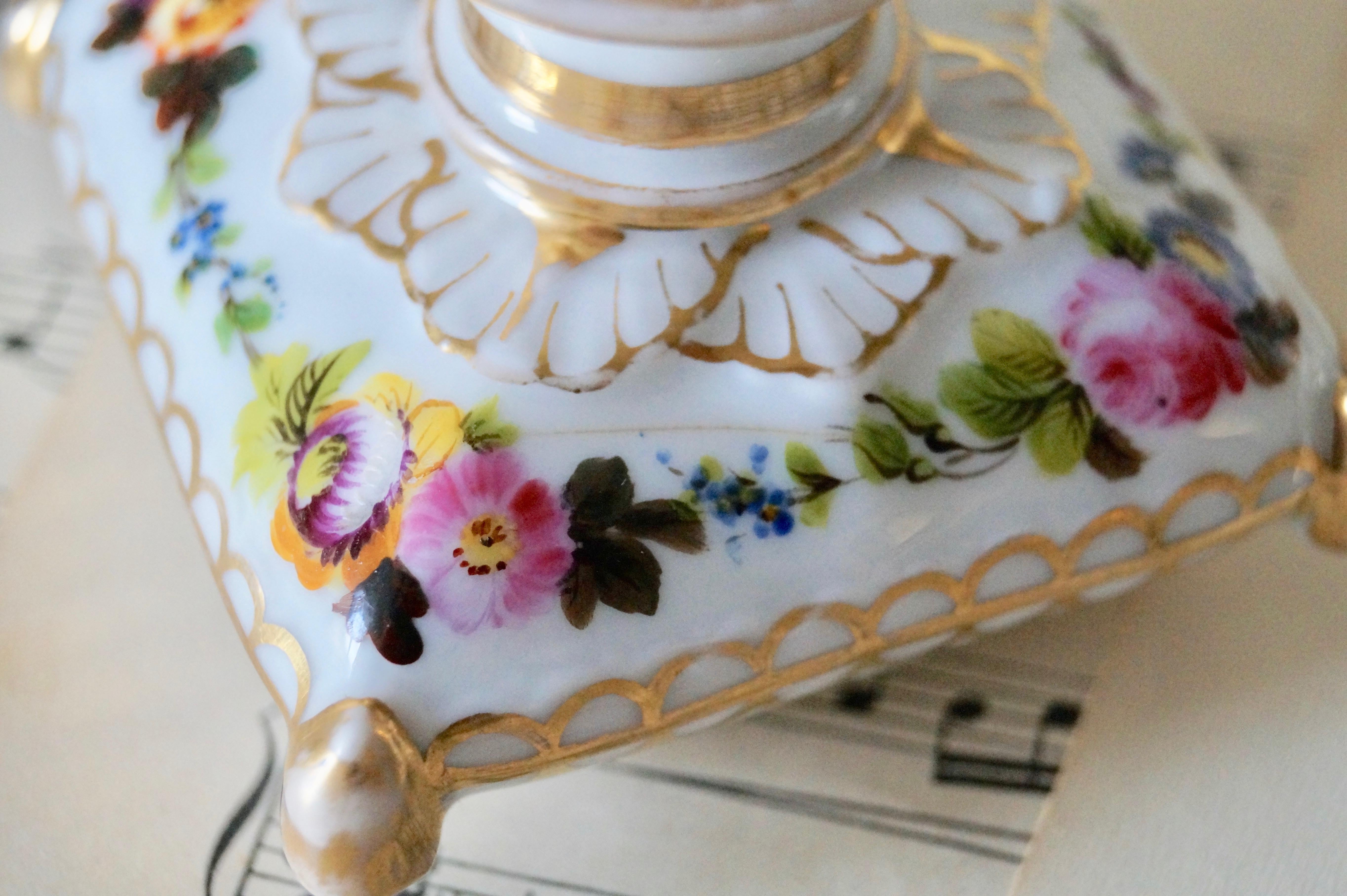 Beautiful set of 2 rare antique Old Paris Porcelain perfume bottles

In the form of a square cushion. hand painted with a garland of flowers and decorated with gold decorations.

Good condition for its age. 1 bottle has a crack line, see photo
