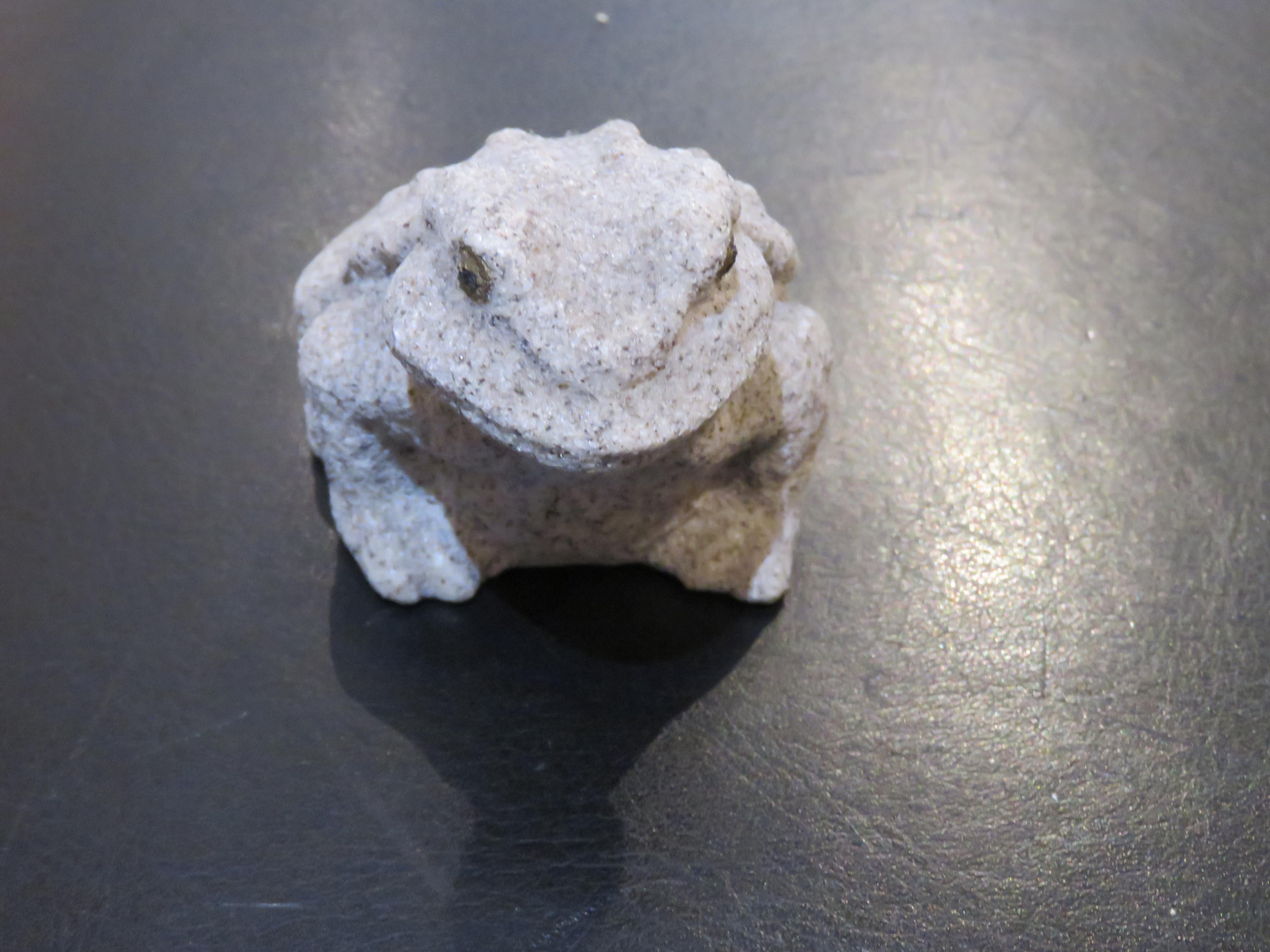 Il seguente oggetto è una rarissima e bellissima rana di terracotta di proprietà. Splendidamente realizzato con qualità e dettagli di pregio. In ottime condizioni.

Estratto da una Collectional di New York.

