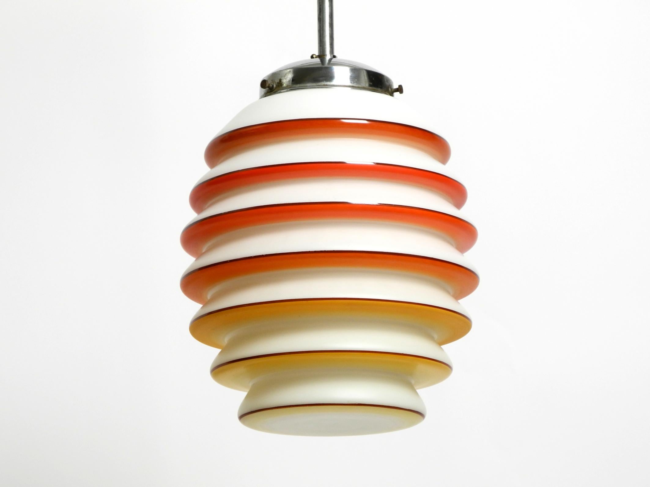 Bellissima lampada da soffitto in vetro opalino bianco degli anni '30.
Il vetro è rigato e il lato inferiore è giallo e rosso chiaro.
Un design minimalista di fantastica bellezza dell'epoca Art Deco.
100% condizioni originali e perfettamente