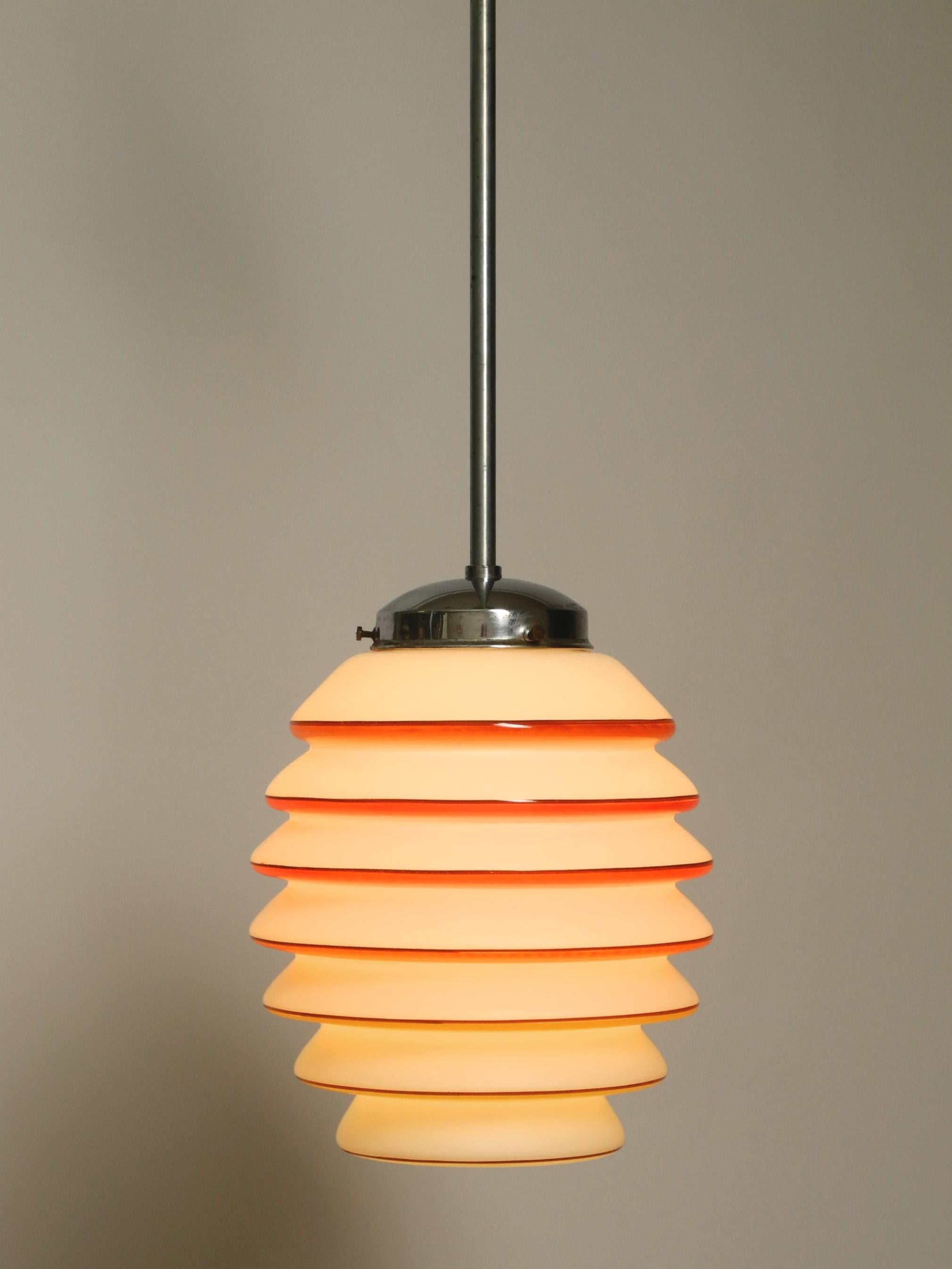 Bellissima e rara lampada da soffitto in vetro originale degli anni '30 In condizioni buone in vendita a München, DE