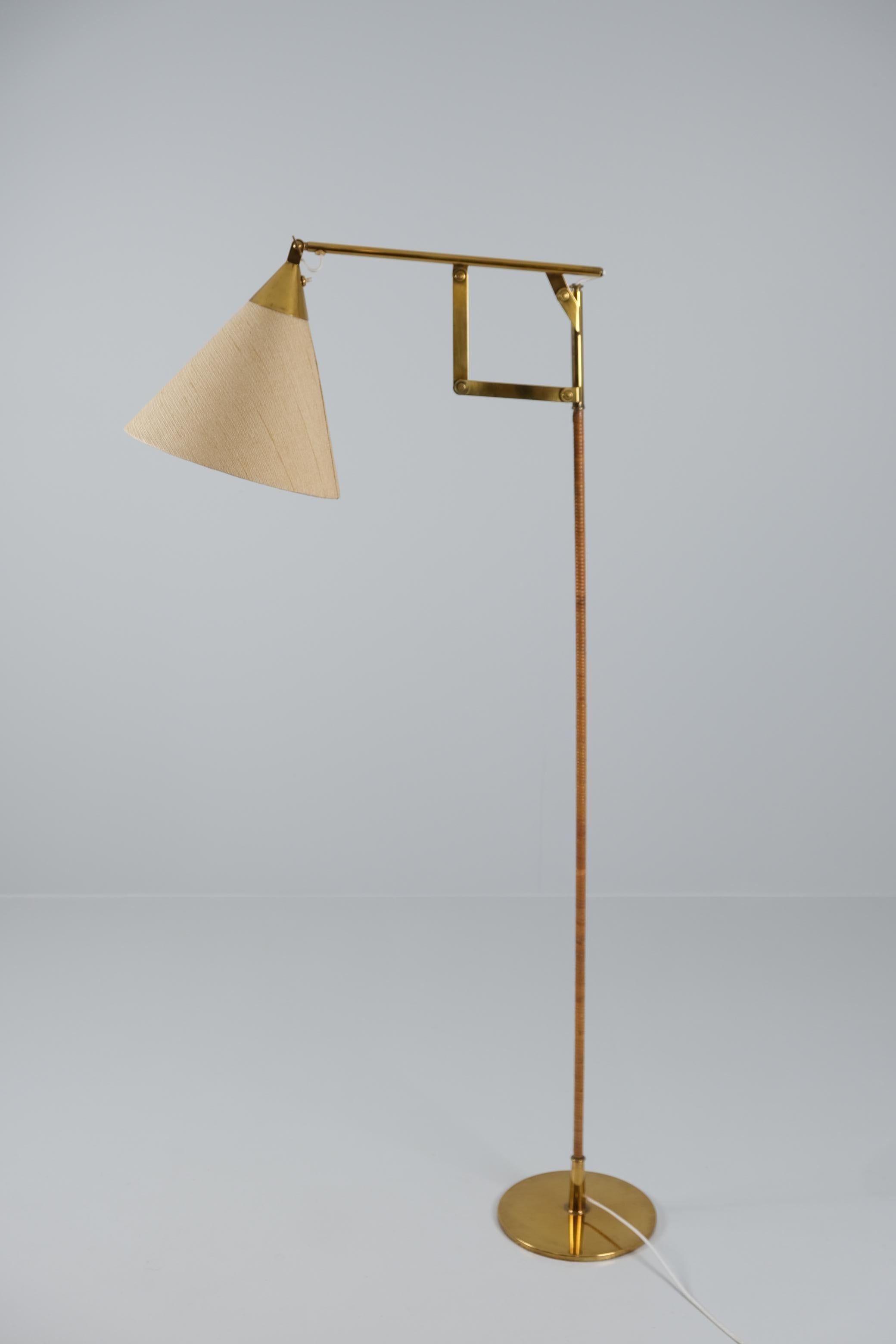 Beautiful & Rare Paavo Tynell Adjustable Brass Floor Lamp 9605, Taito Oy, 1950s For Sale 7