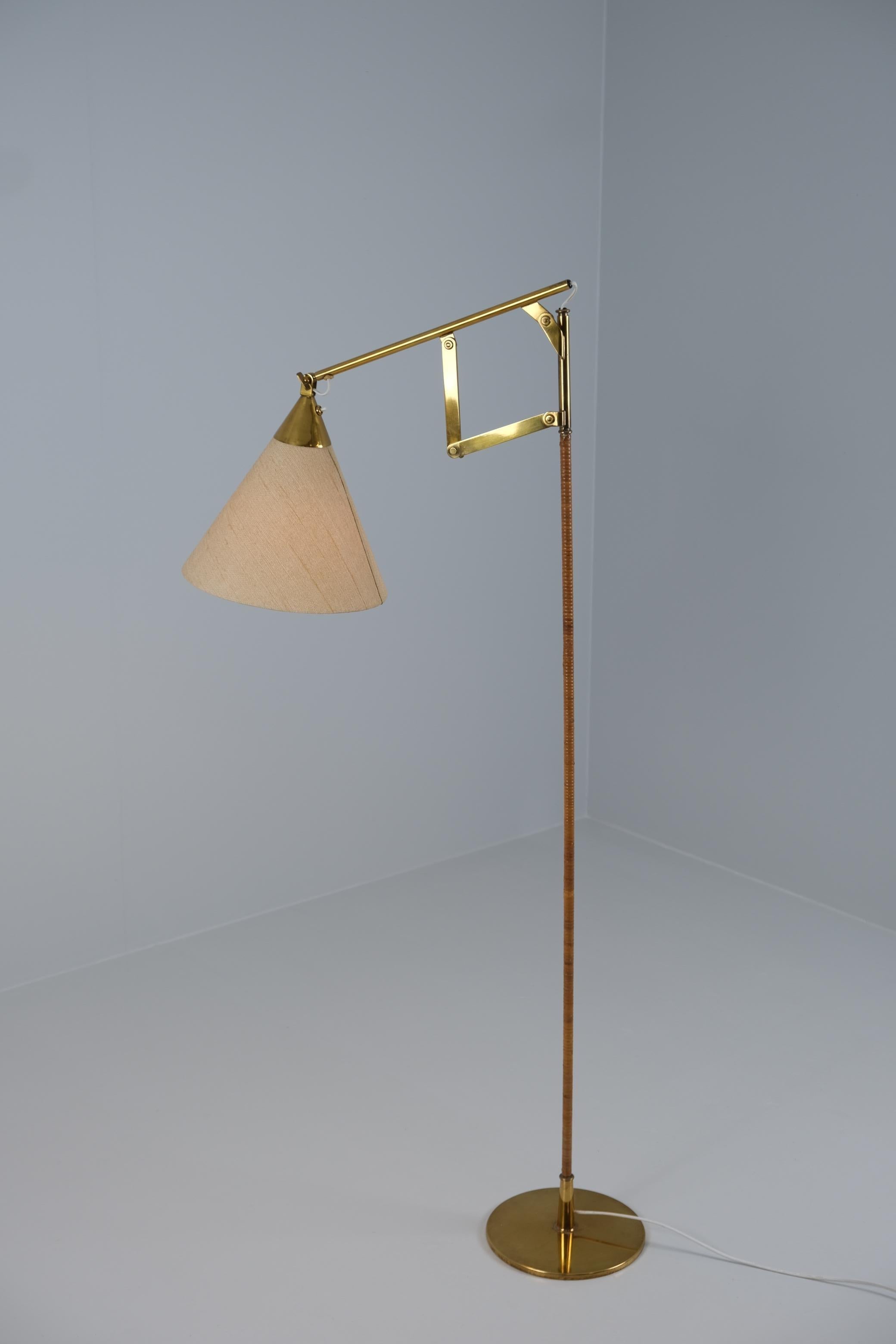 Scandinavian Modern Beautiful & Rare Paavo Tynell Adjustable Brass Floor Lamp 9605, Taito Oy, 1950s For Sale