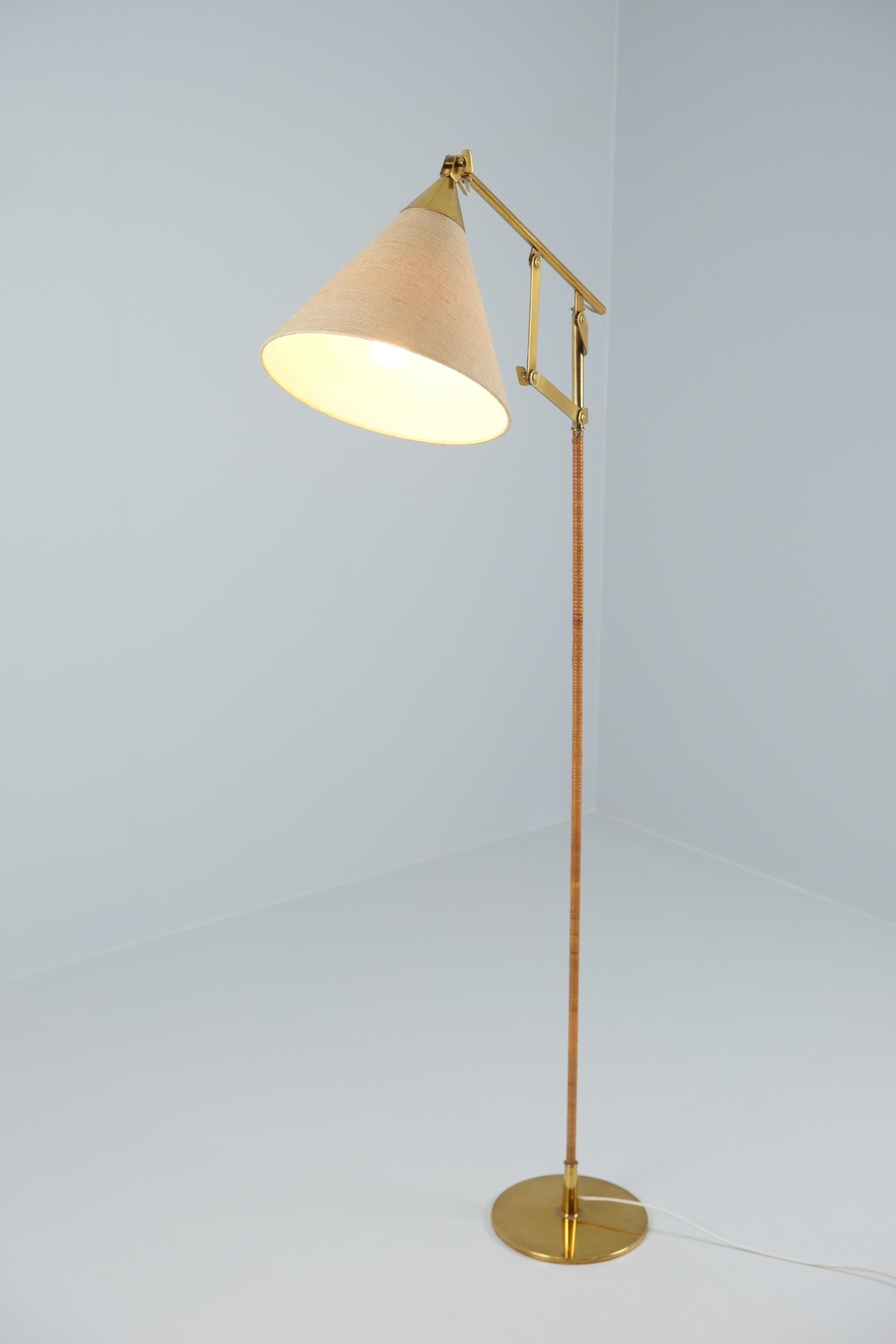 Beautiful & Rare Paavo Tynell Adjustable Brass Floor Lamp 9605, Taito Oy, 1950s In Good Condition For Sale In Helsinki, FI