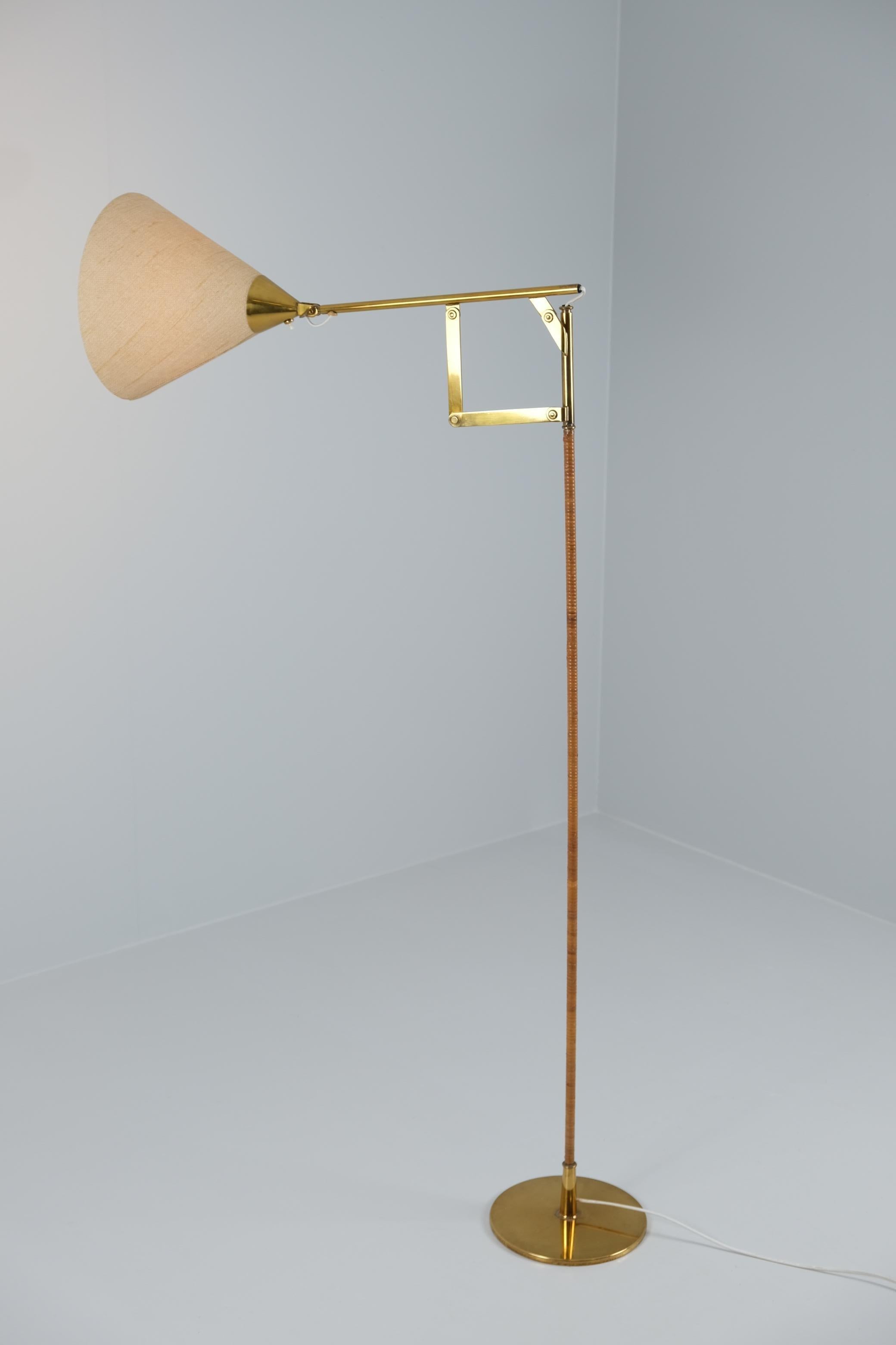 Beautiful & Rare Paavo Tynell Adjustable Brass Floor Lamp 9605, Taito Oy, 1950s For Sale 1