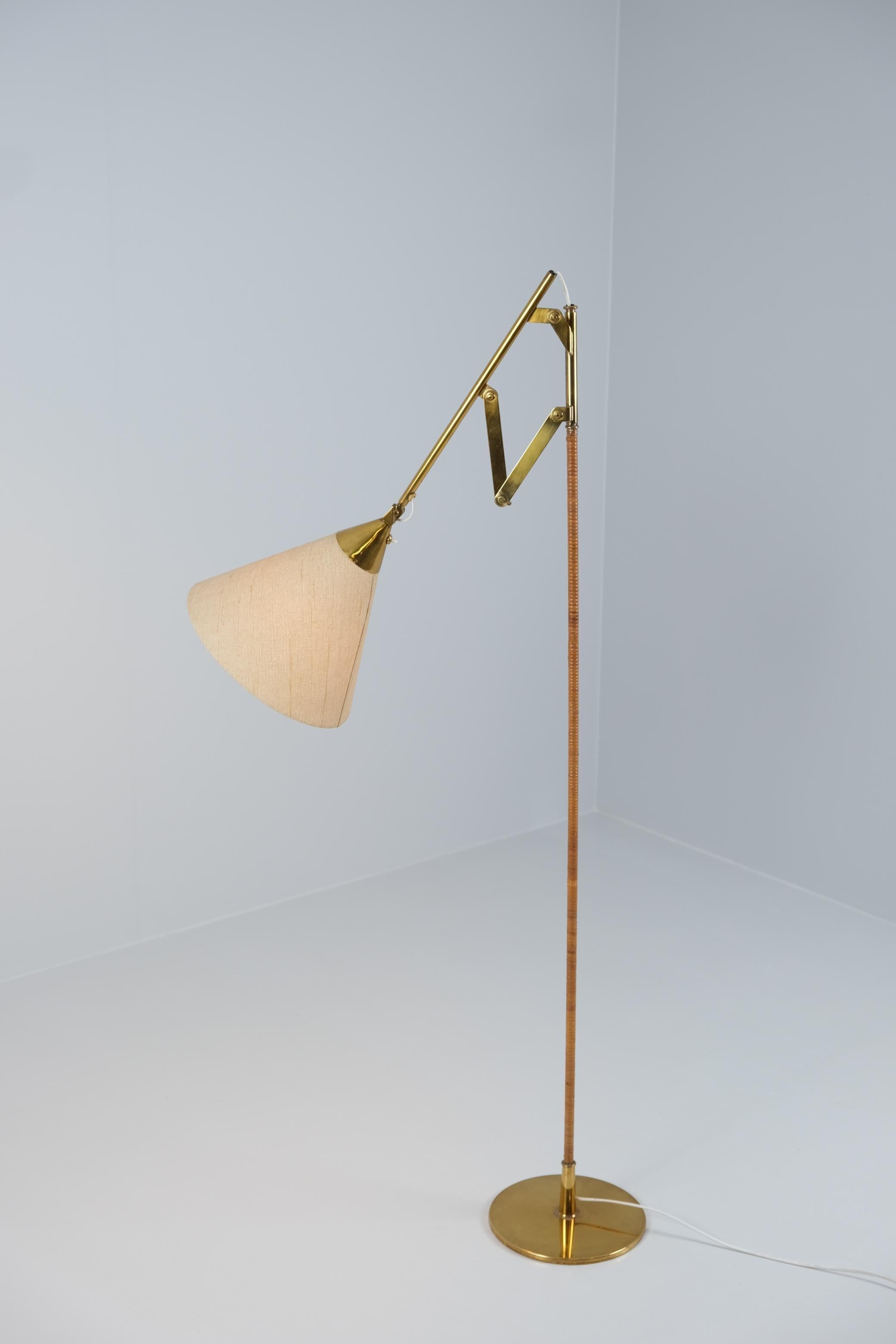 Beautiful & Rare Paavo Tynell Adjustable Brass Floor Lamp 9605, Taito Oy, 1950s For Sale 2