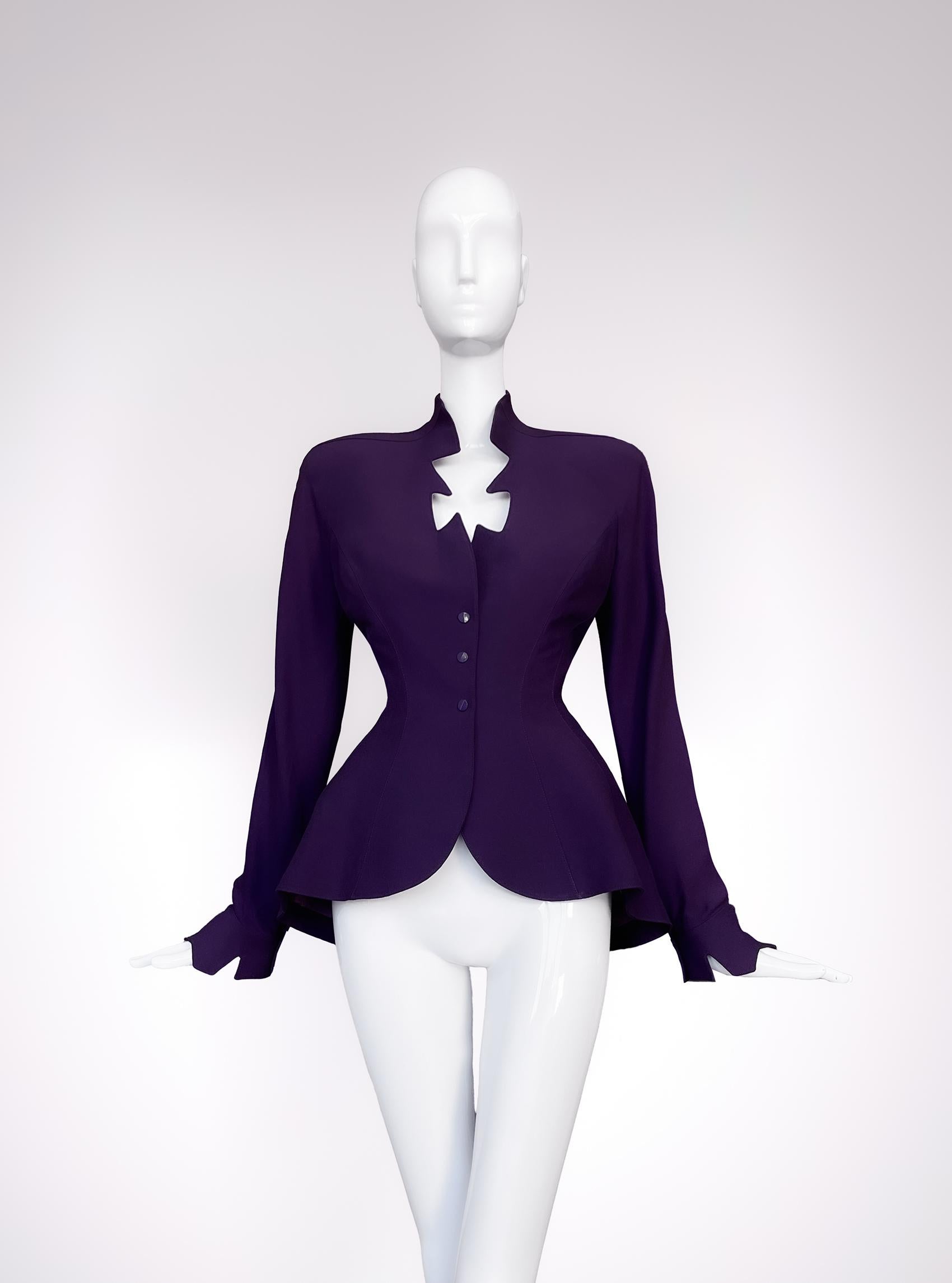 Thierry Mugler Collectional printemps-été 1995

Cette pièce structurée incarne la signature esthétique de Mugler : audacieuse, futuriste et délicieusement sensuelle. La silhouette en sablier fortement sculptée accentue la taille, exagérant les