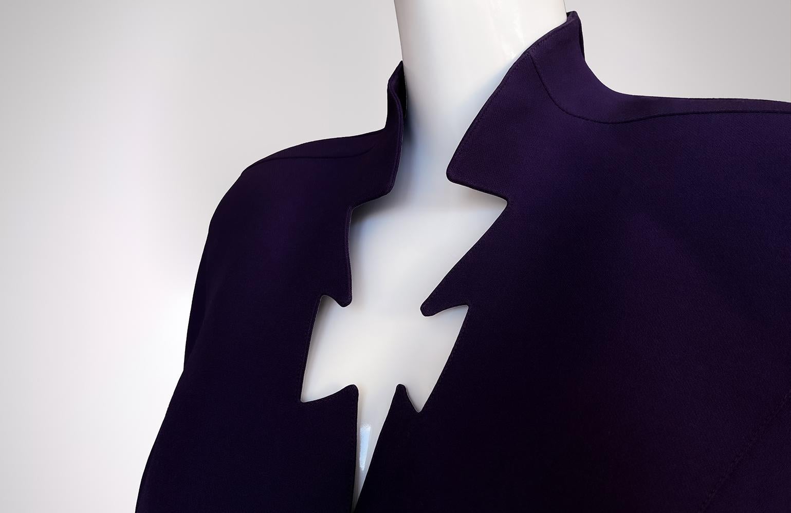 Belle Rareté Thierry Mugler SS 1995 Purple Jacket Sculptural Cutout Bon état - En vente à Berlin, BE