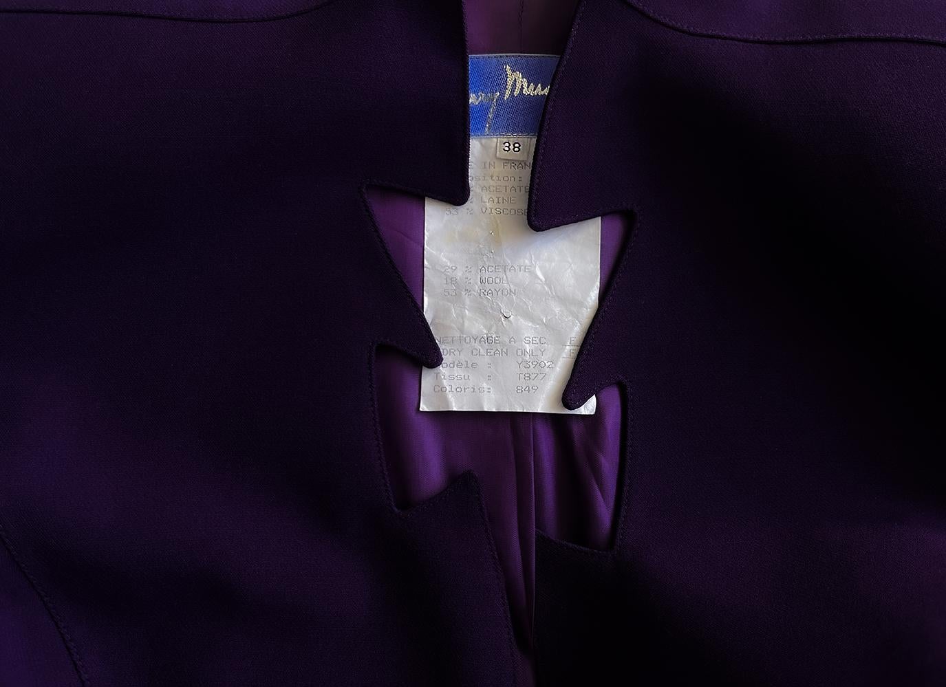 Belle Rareté Thierry Mugler SS 1995 Purple Jacket Sculptural Cutout en vente 2