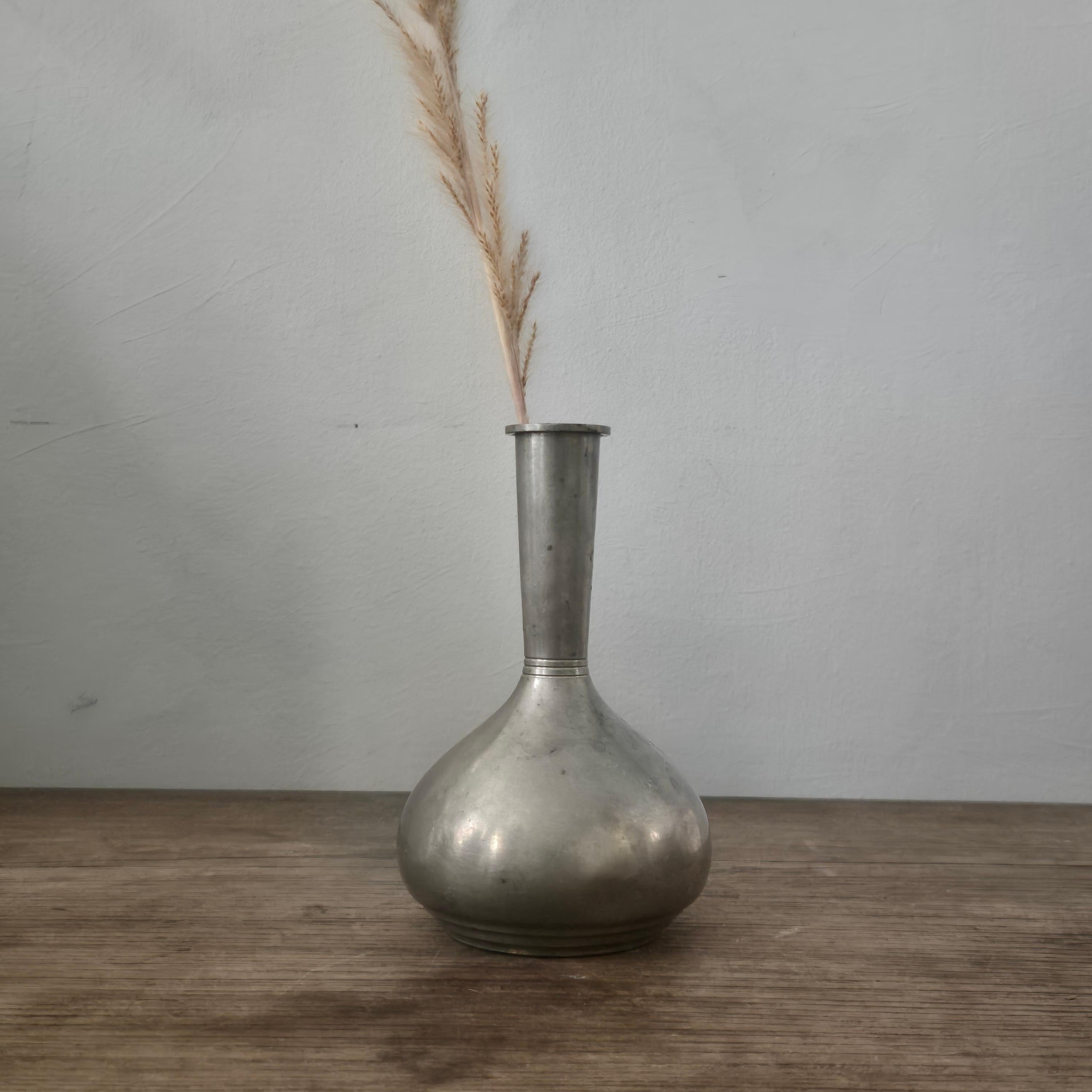 Bellissimo e raro vaso svedese Funkis / Funzionalismo, 1937.

In buone condizioni, segni dell'età. Due piccole ammaccature, vedi foto.