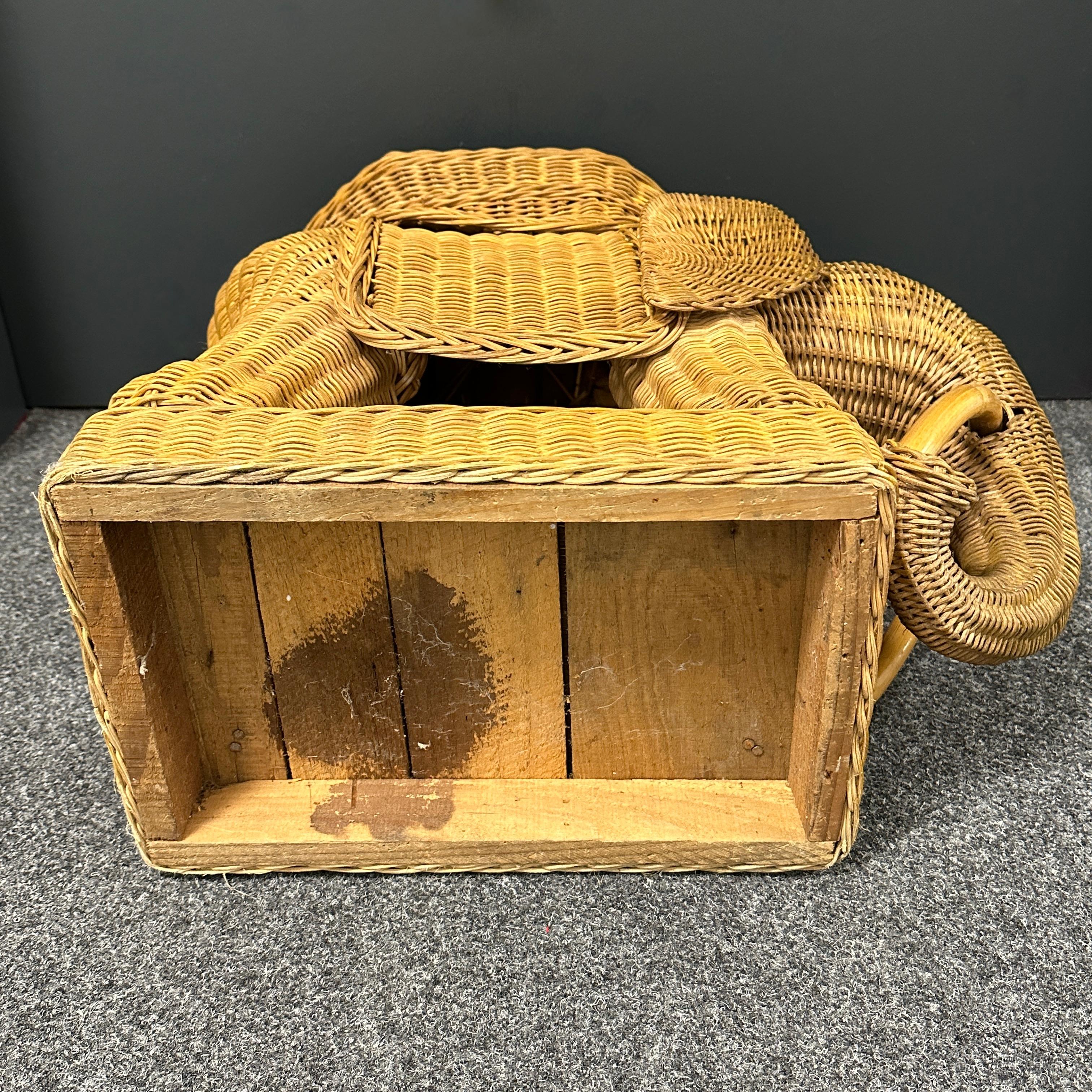 Beautiful Rattan Wicker Elephant Side Table, France, 1960s For Sale 1