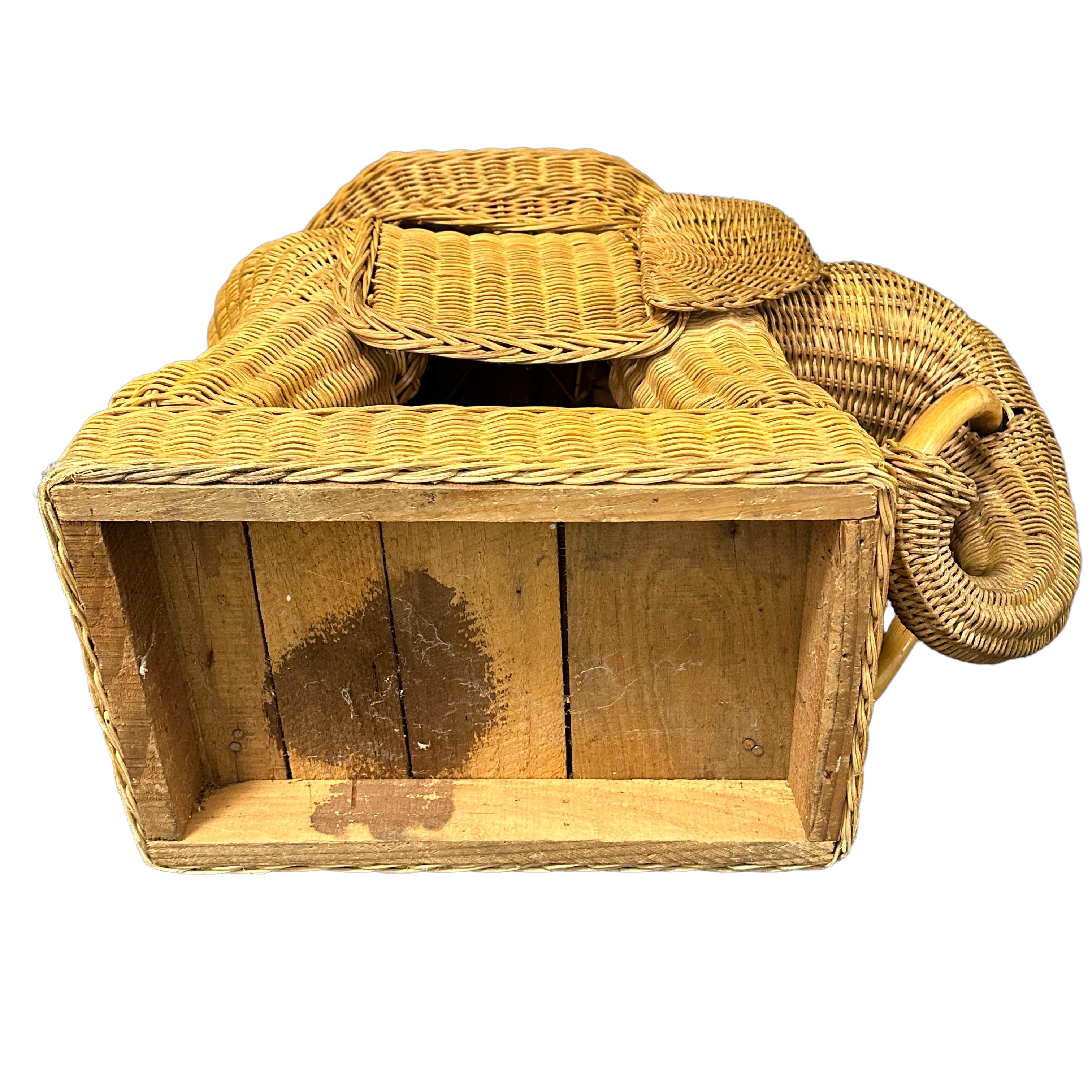 Schöner Elefanten-Beistelltisch aus Korbweide aus Rattan, Frankreich, 1960er Jahre im Angebot 3