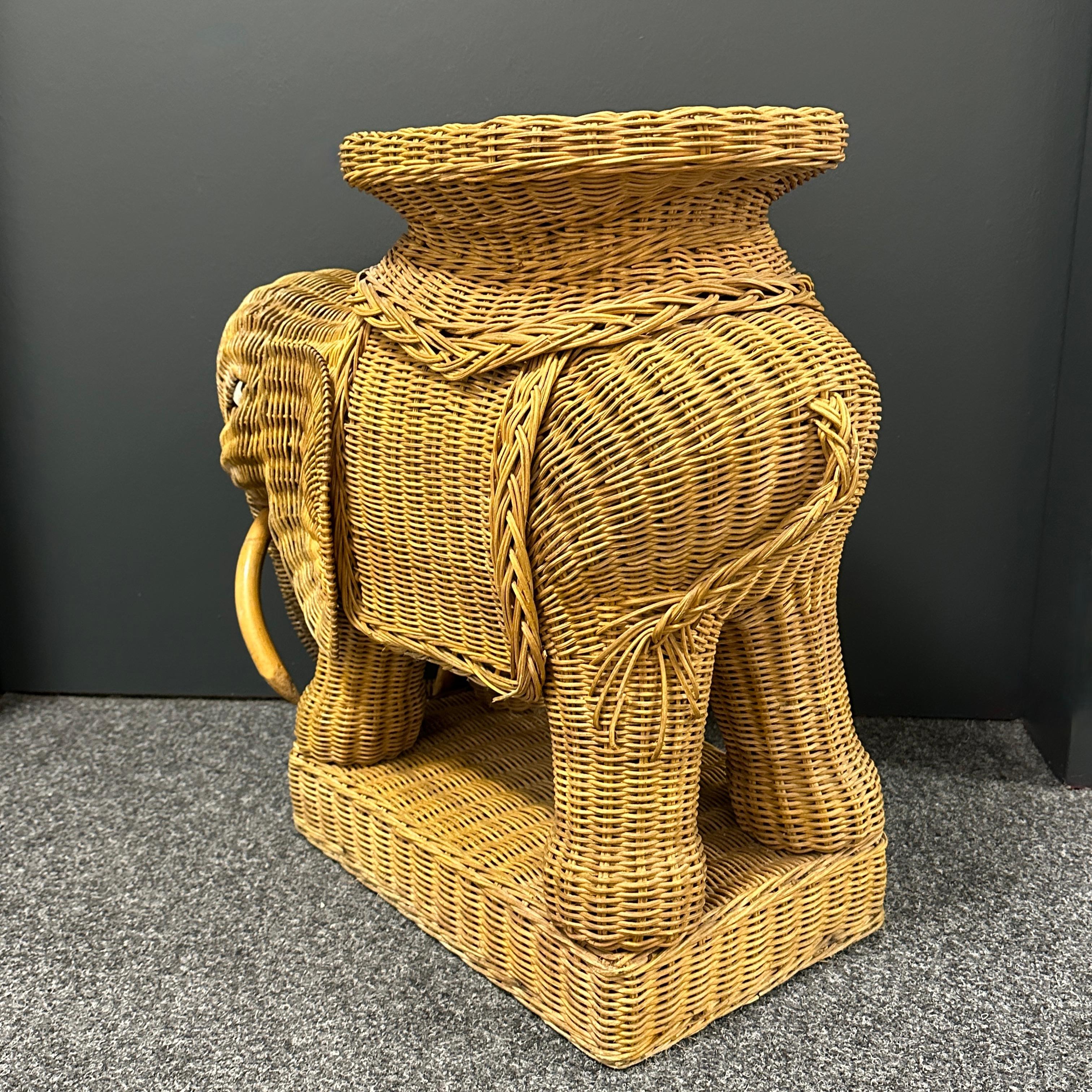 Schöner Elefanten-Beistelltisch aus Korbweide aus Rattan, Frankreich, 1960er Jahre (Hollywood Regency) im Angebot