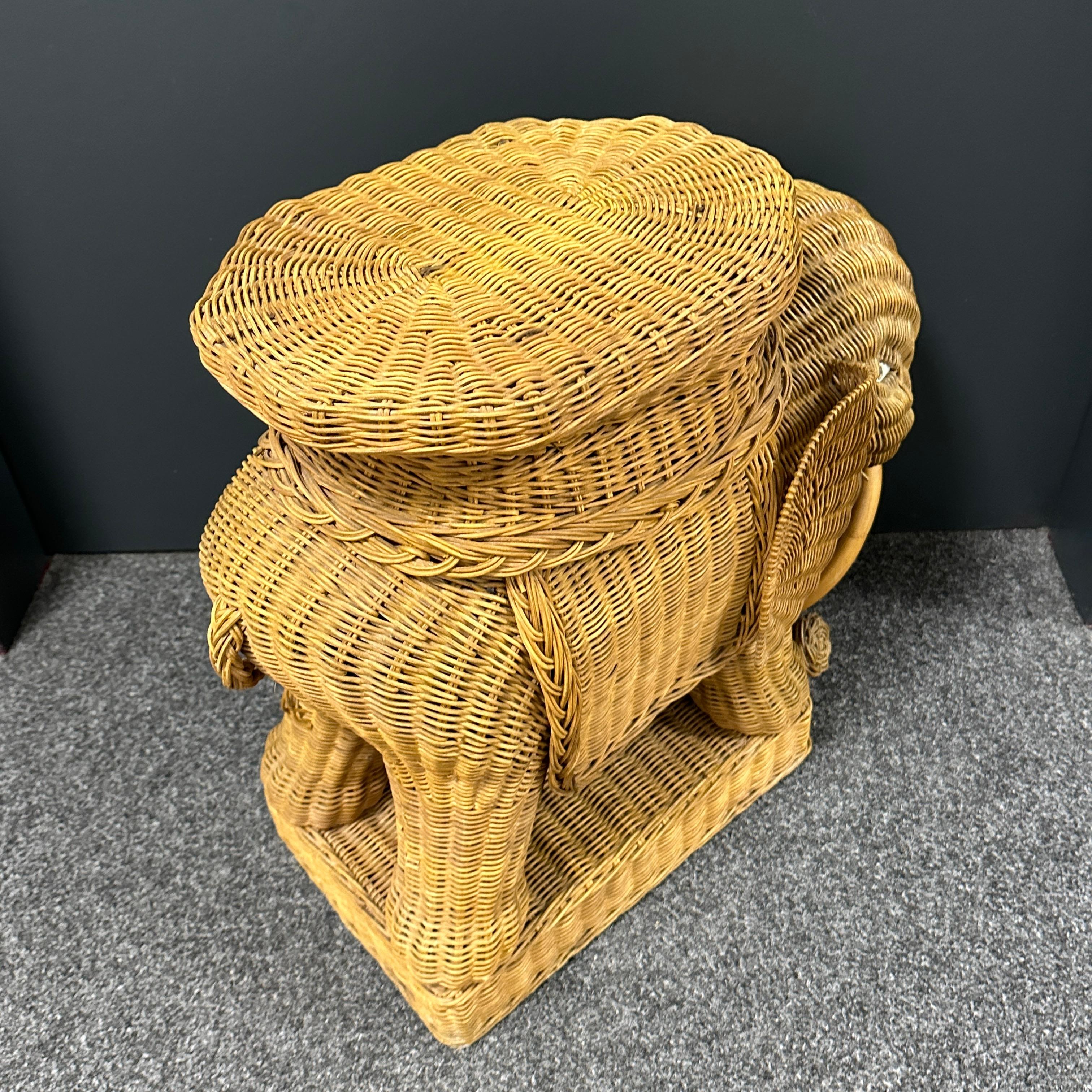Beautiful Rattan Wicker Elephant Side Table, France, 1960s In Good Condition For Sale In Nuernberg, DE