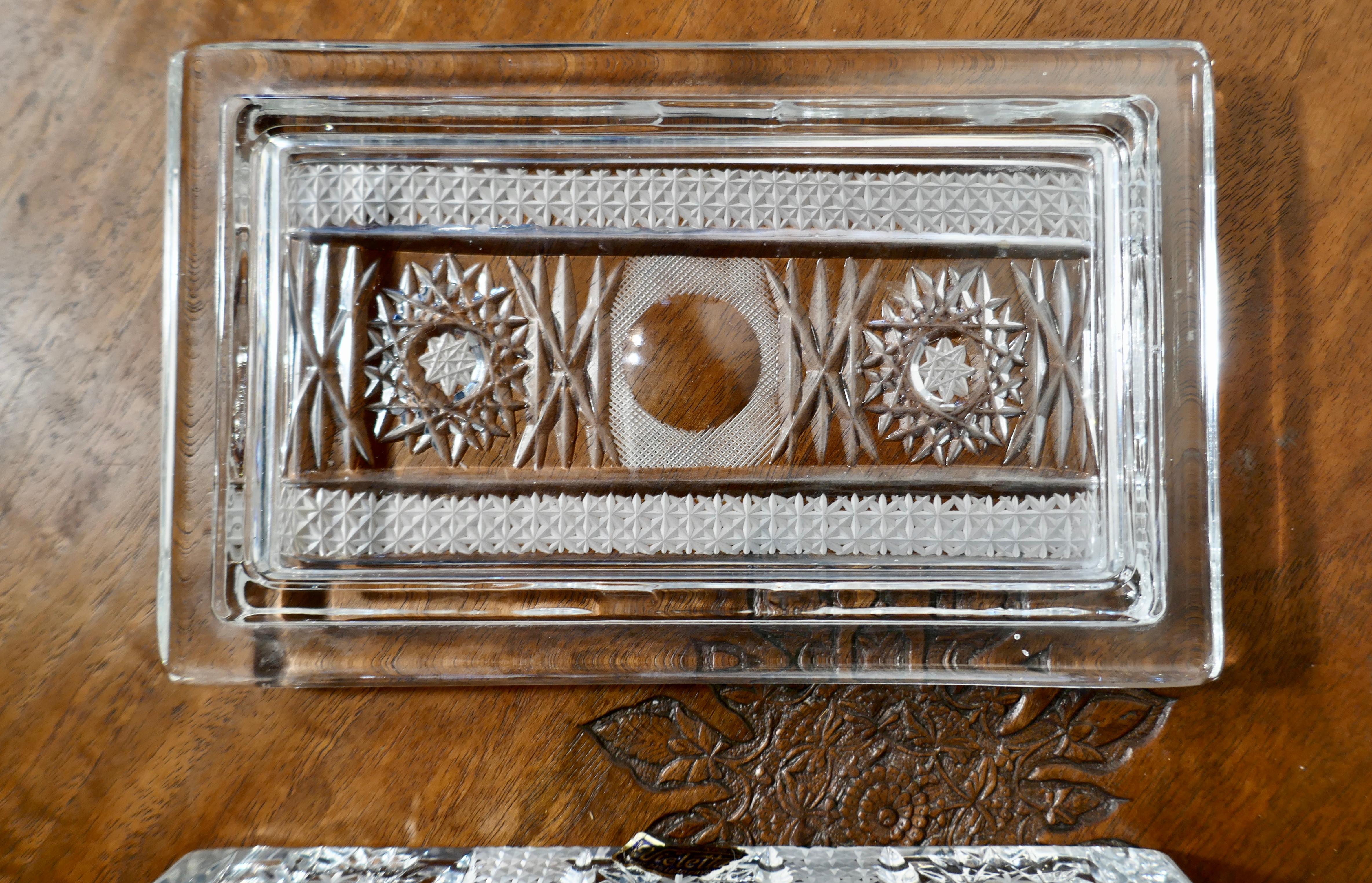 Beautiful Rectangular Star Cut Crystal Dish or Box with Cover In Good Condition For Sale In Chillerton, Isle of Wight
