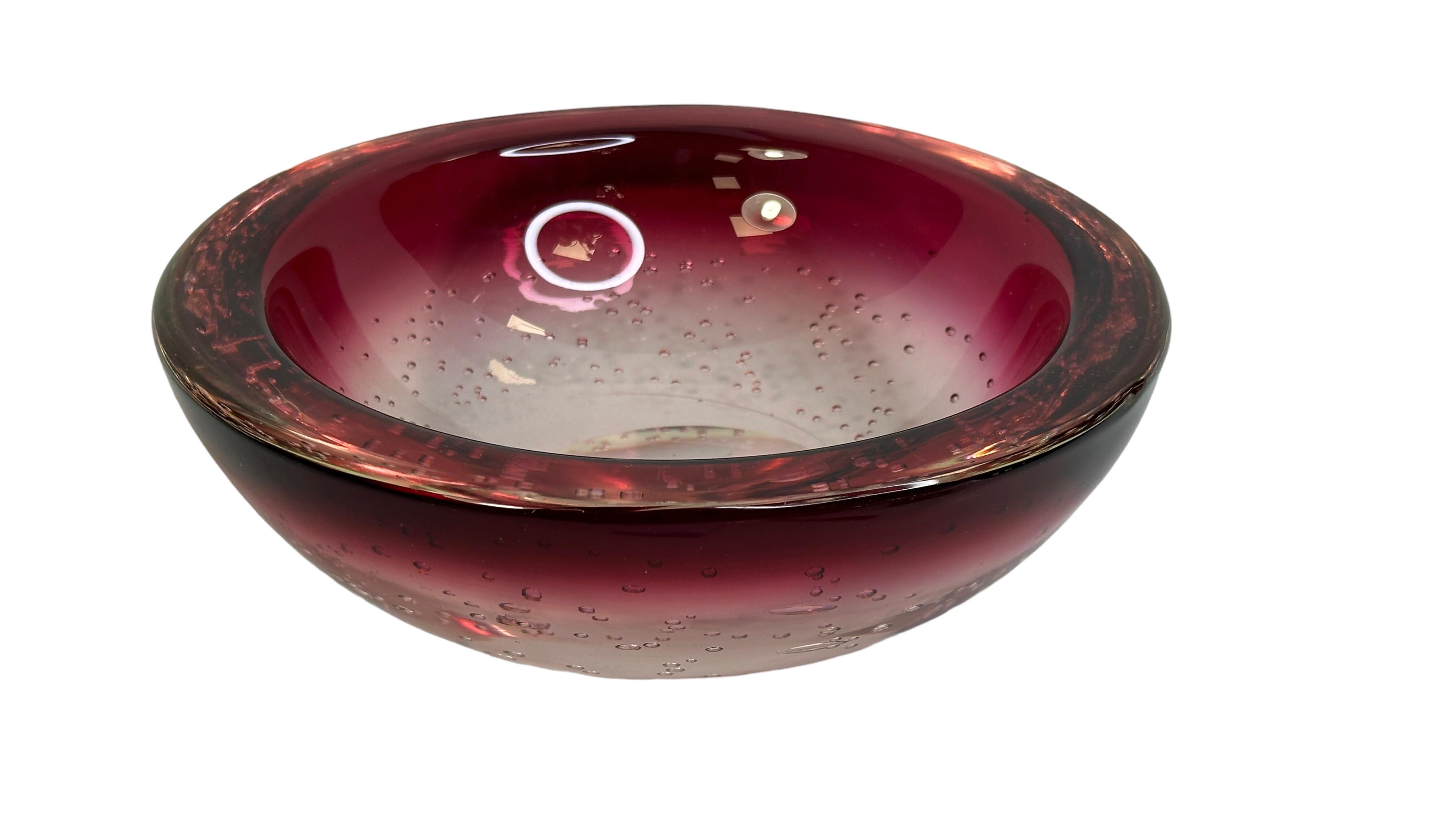 Gorgeous hand blown Murano art glass piece with Sommerso and bullicante techniques. A beautiful organic shaped bowl, catchall or centrepiece, Venice, Murano, Italy, 1980s. Colors are red and clear, with little air bubbles inside. A nice addition to