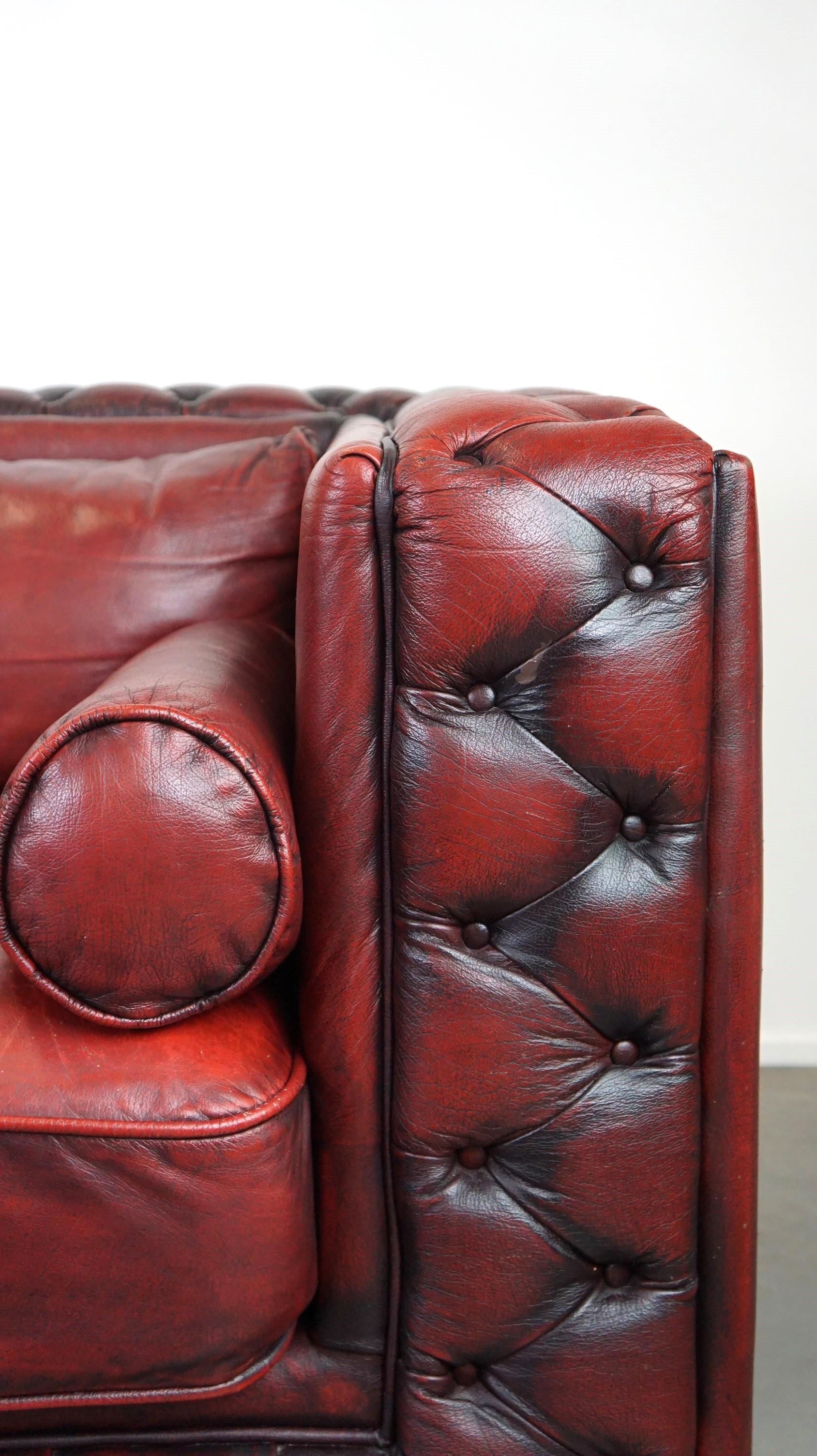 Schönes rotes, elegant gestaltetes Chesterfield 2-Sitzer-Sofa aus Rindsleder mit Rindsleder im Angebot 4