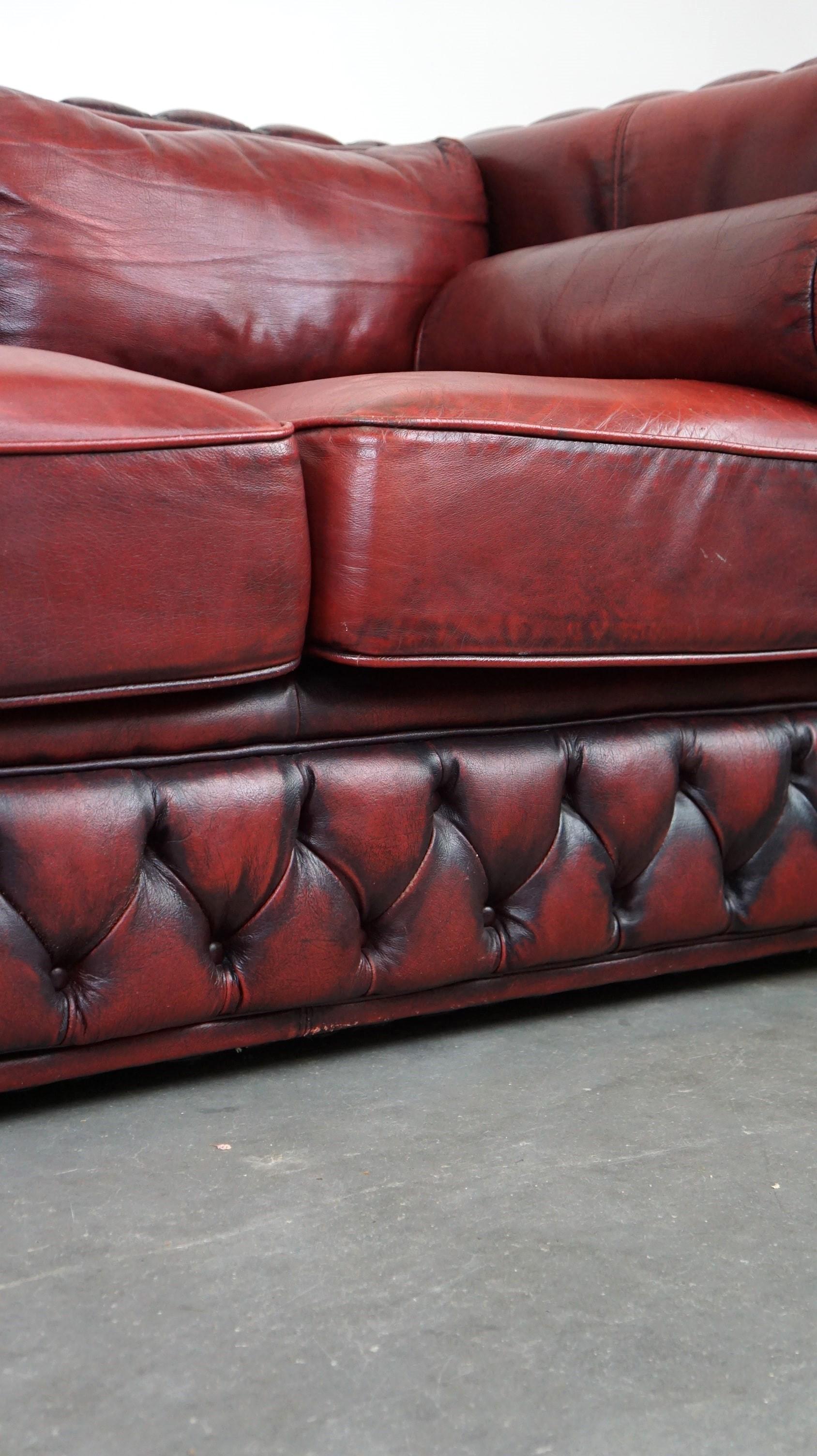 Schönes rotes, elegant gestaltetes Chesterfield 2-Sitzer-Sofa aus Rindsleder mit Rindsleder im Angebot 5