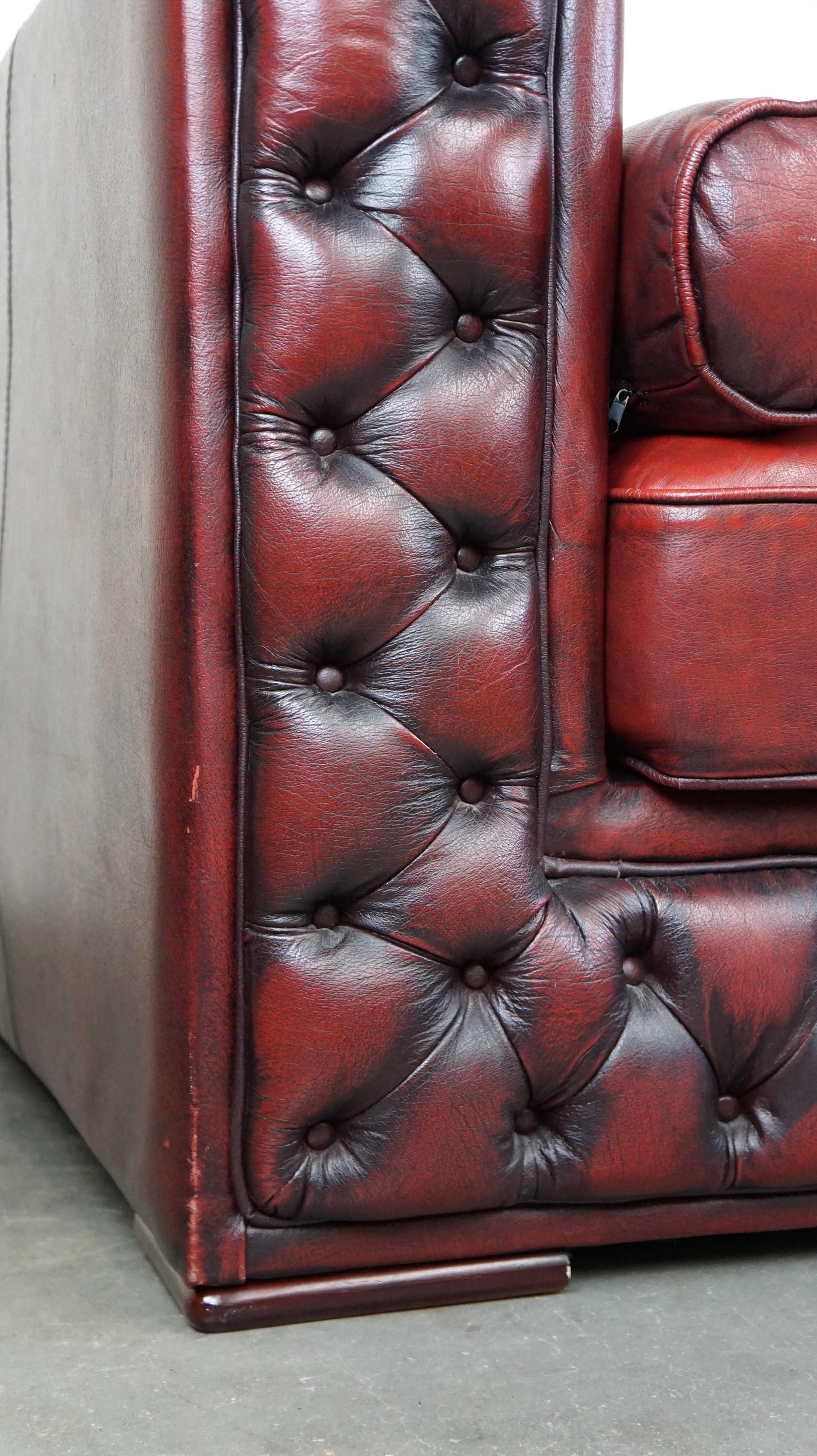 Schönes rotes, elegant gestaltetes Chesterfield 2-Sitzer-Sofa aus Rindsleder mit Rindsleder im Angebot 6