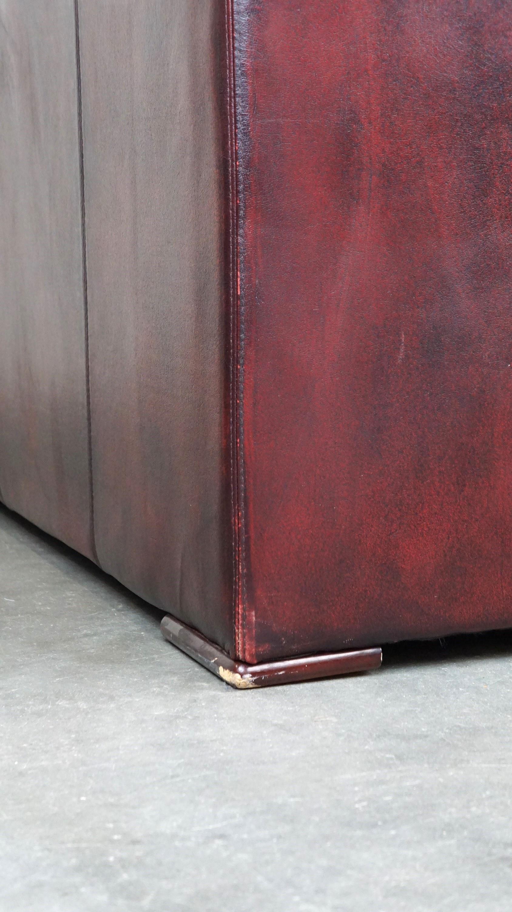 Schönes rotes, elegant gestaltetes Chesterfield 2-Sitzer-Sofa aus Rindsleder mit Rindsleder im Angebot 7