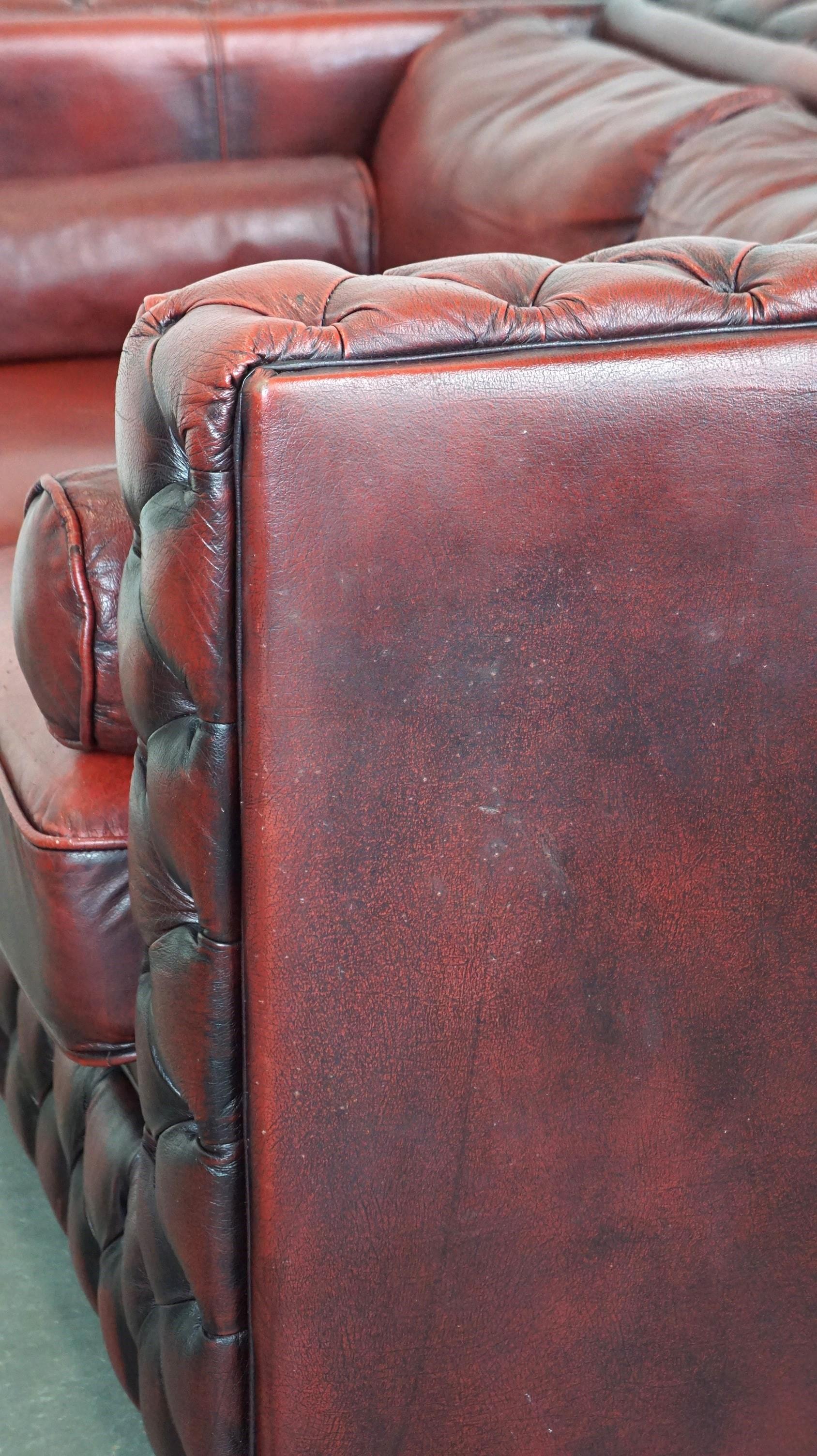 Schönes rotes, elegant gestaltetes Chesterfield 2-Sitzer-Sofa aus Rindsleder mit Rindsleder im Angebot 8