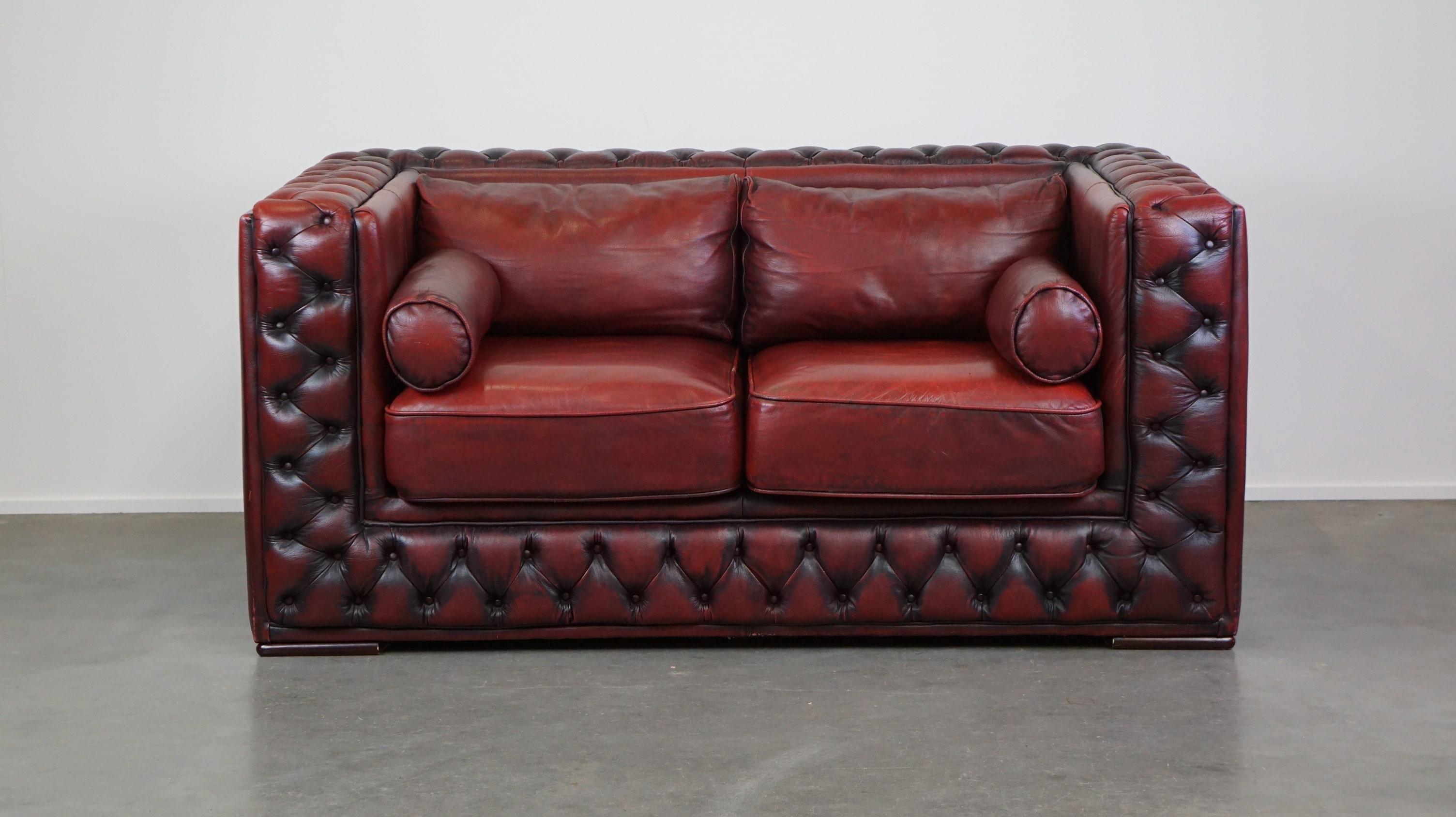 Beautiful red cowhide sleekly designed Chesterfield 2-seater sofa For ...