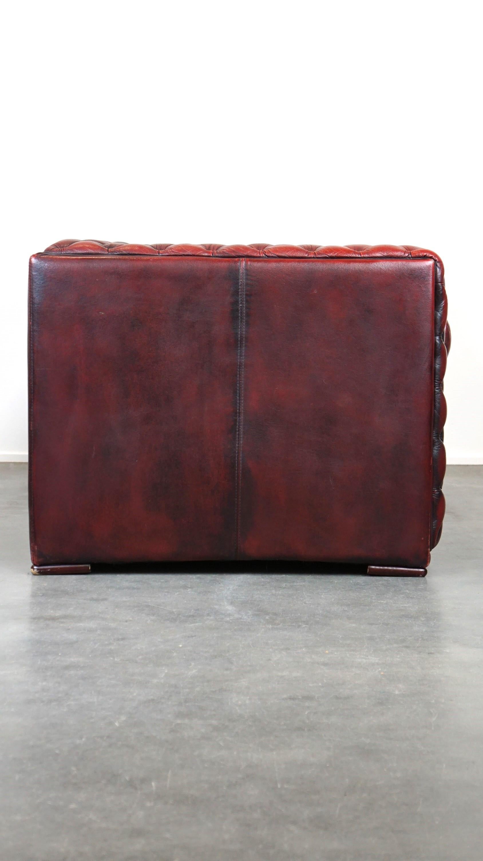 Angeboten wird dieses charmante und schöne 2-Sitzer-Sofa aus rotem Rindsleder in schlichtem Chesterfield-Design.

Dieses wunderschöne rote Chesterfield-Sofa strahlt moderne Eleganz aus und ist aus schönem, dickem Rindsleder gefertigt. Die Farbe und