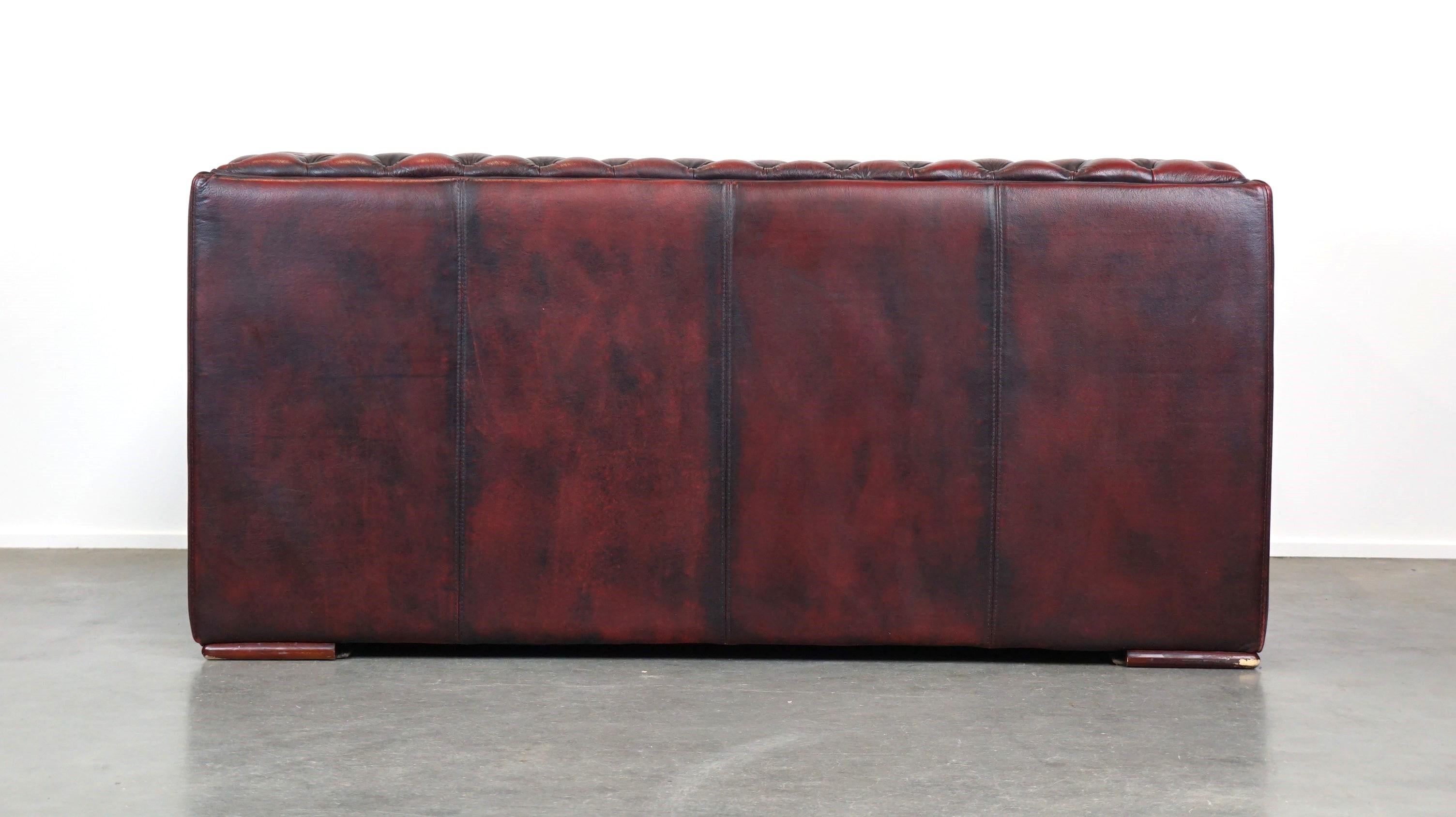 Schönes rotes, elegant gestaltetes Chesterfield 2-Sitzer-Sofa aus Rindsleder mit Rindsleder (Englisch) im Angebot