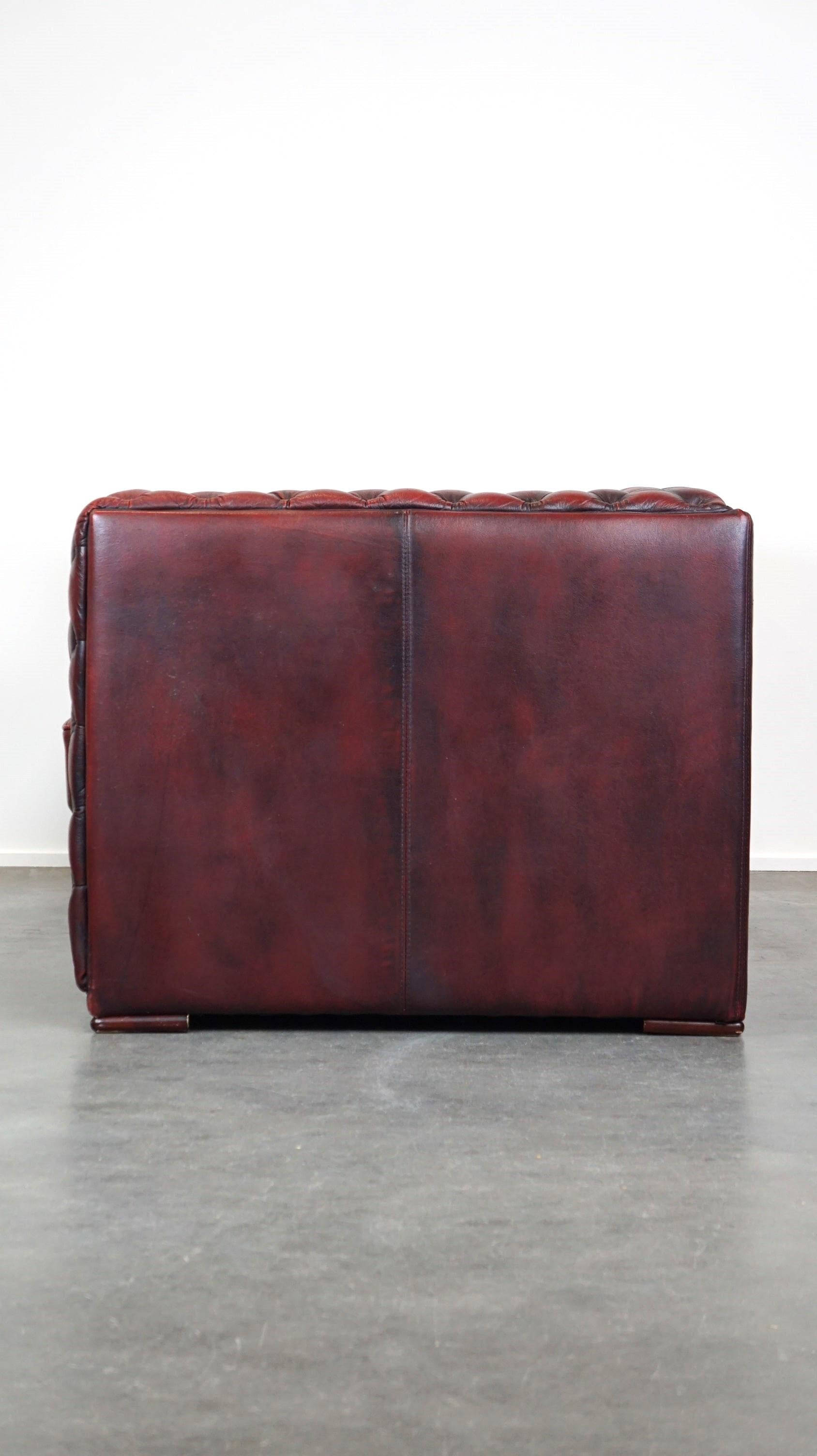 Schönes rotes, elegant gestaltetes Chesterfield 2-Sitzer-Sofa aus Rindsleder mit Rindsleder (Handgefertigt) im Angebot