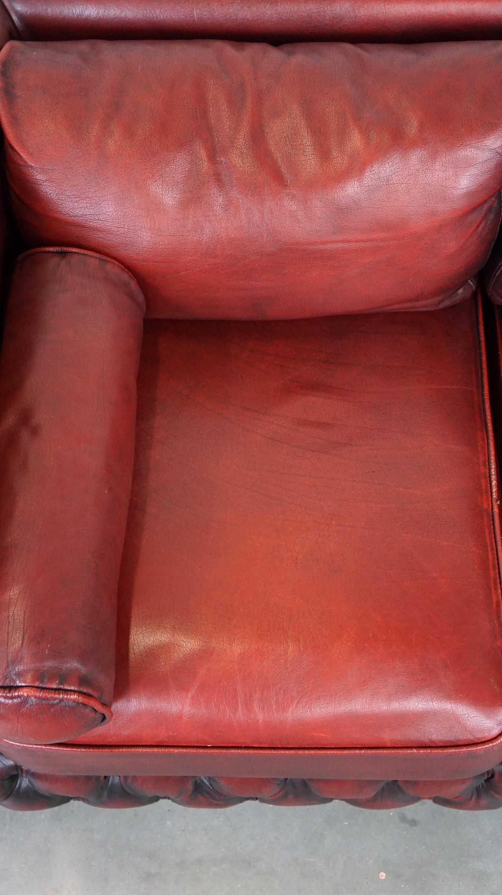 Schönes rotes, elegant gestaltetes Chesterfield 2-Sitzer-Sofa aus Rindsleder mit Rindsleder im Zustand „Gut“ im Angebot in Harderwijk, NL