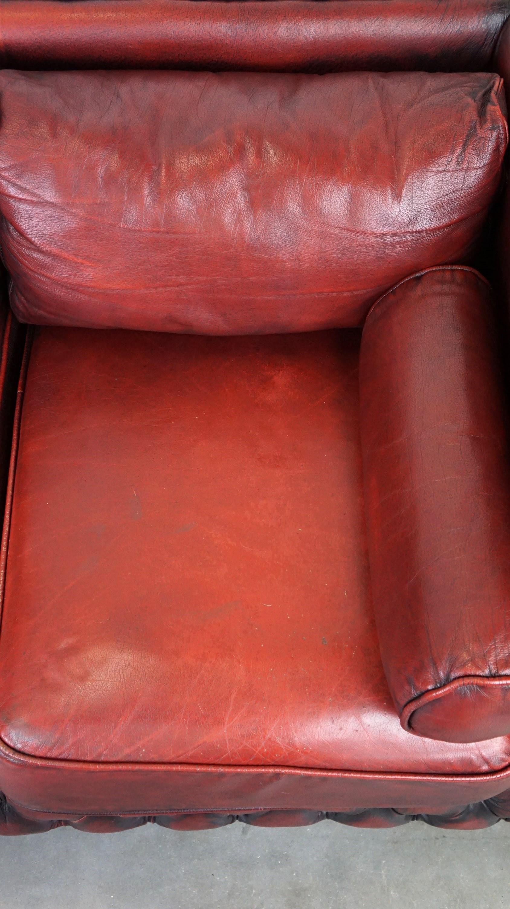 Schönes rotes, elegant gestaltetes Chesterfield 2-Sitzer-Sofa aus Rindsleder mit Rindsleder (20. Jahrhundert) im Angebot