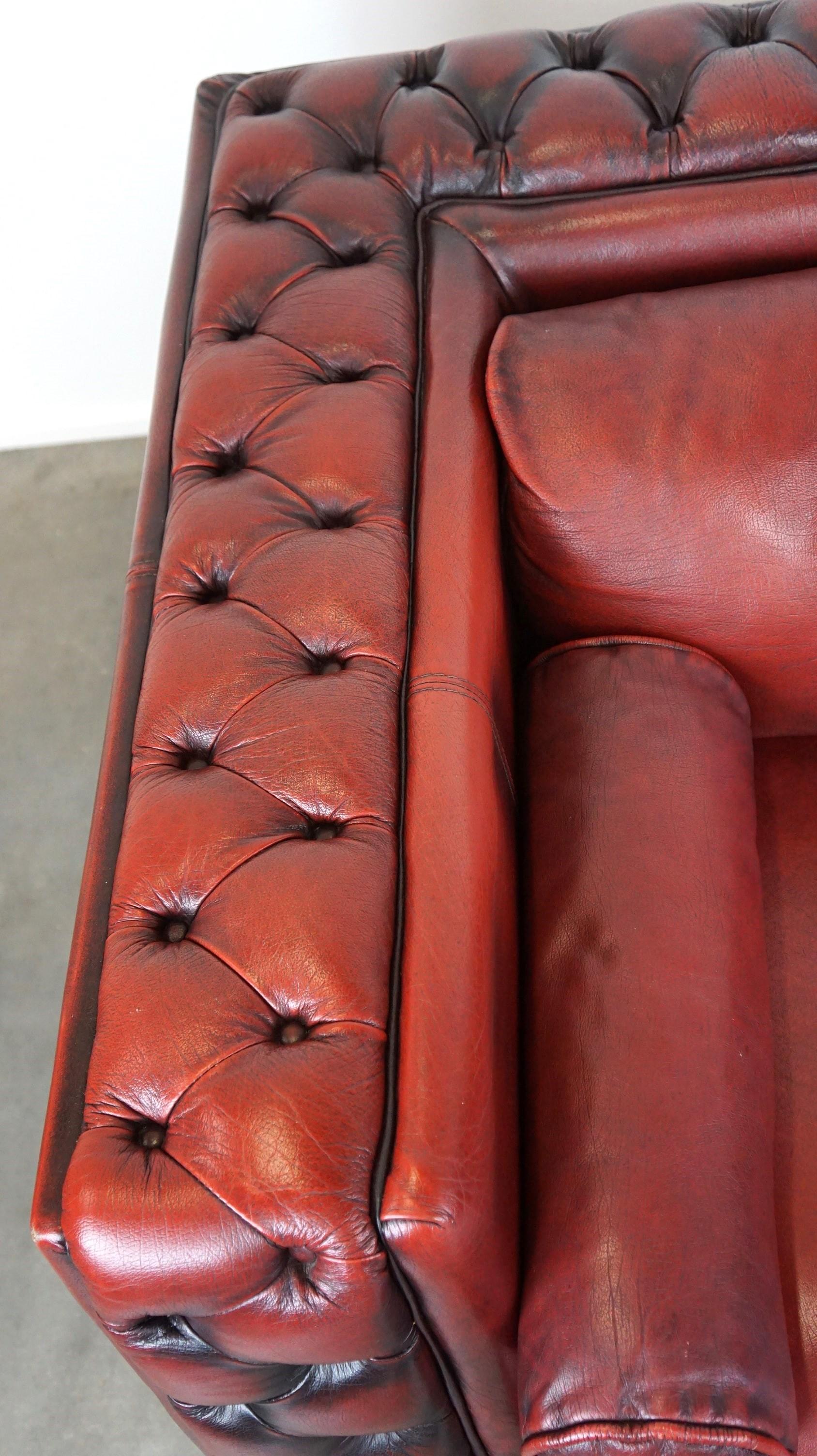 Schönes rotes, elegant gestaltetes Chesterfield 2-Sitzer-Sofa aus Rindsleder mit Rindsleder im Angebot 1