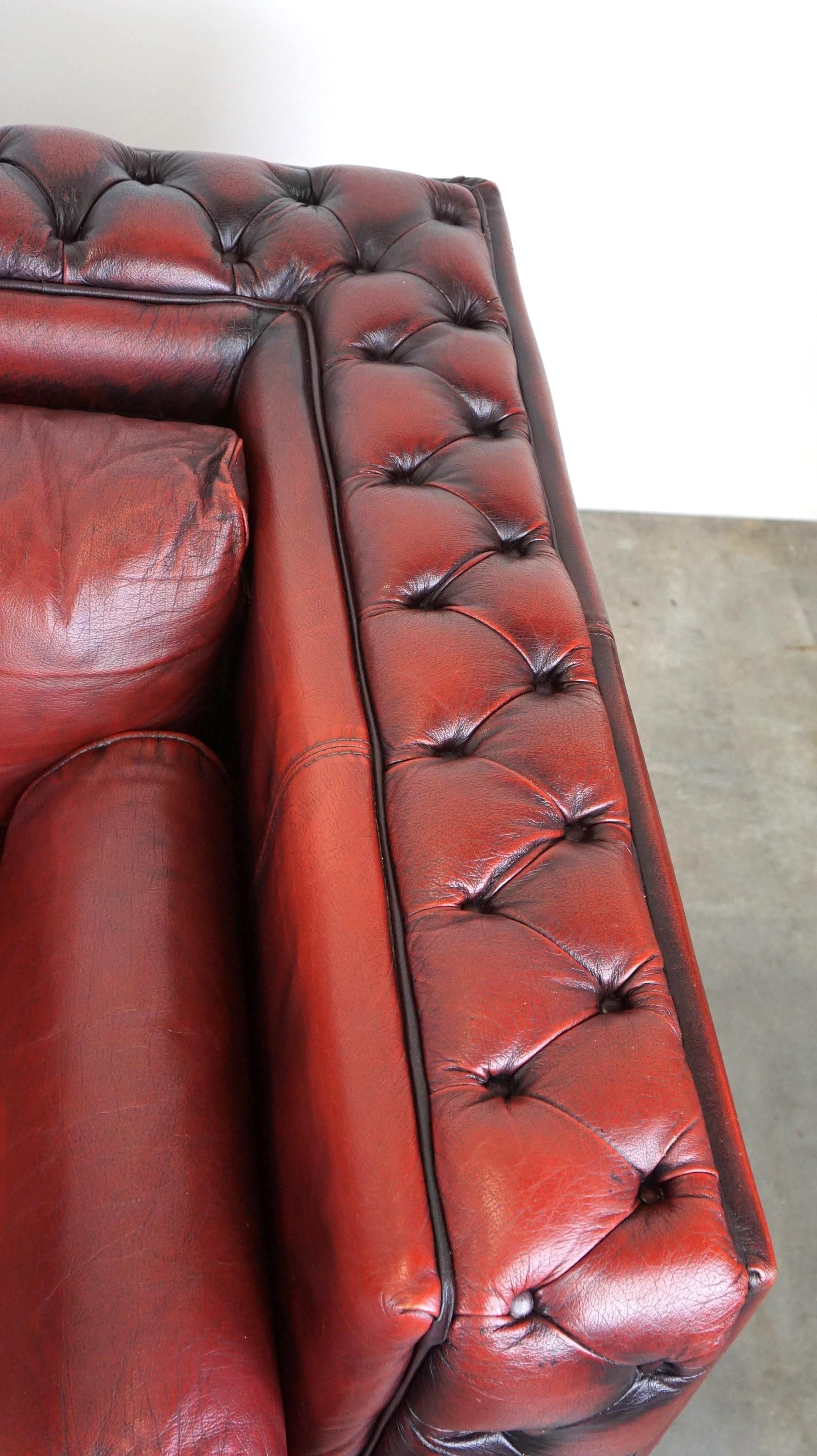 Schönes rotes, elegant gestaltetes Chesterfield 2-Sitzer-Sofa aus Rindsleder mit Rindsleder im Angebot 2