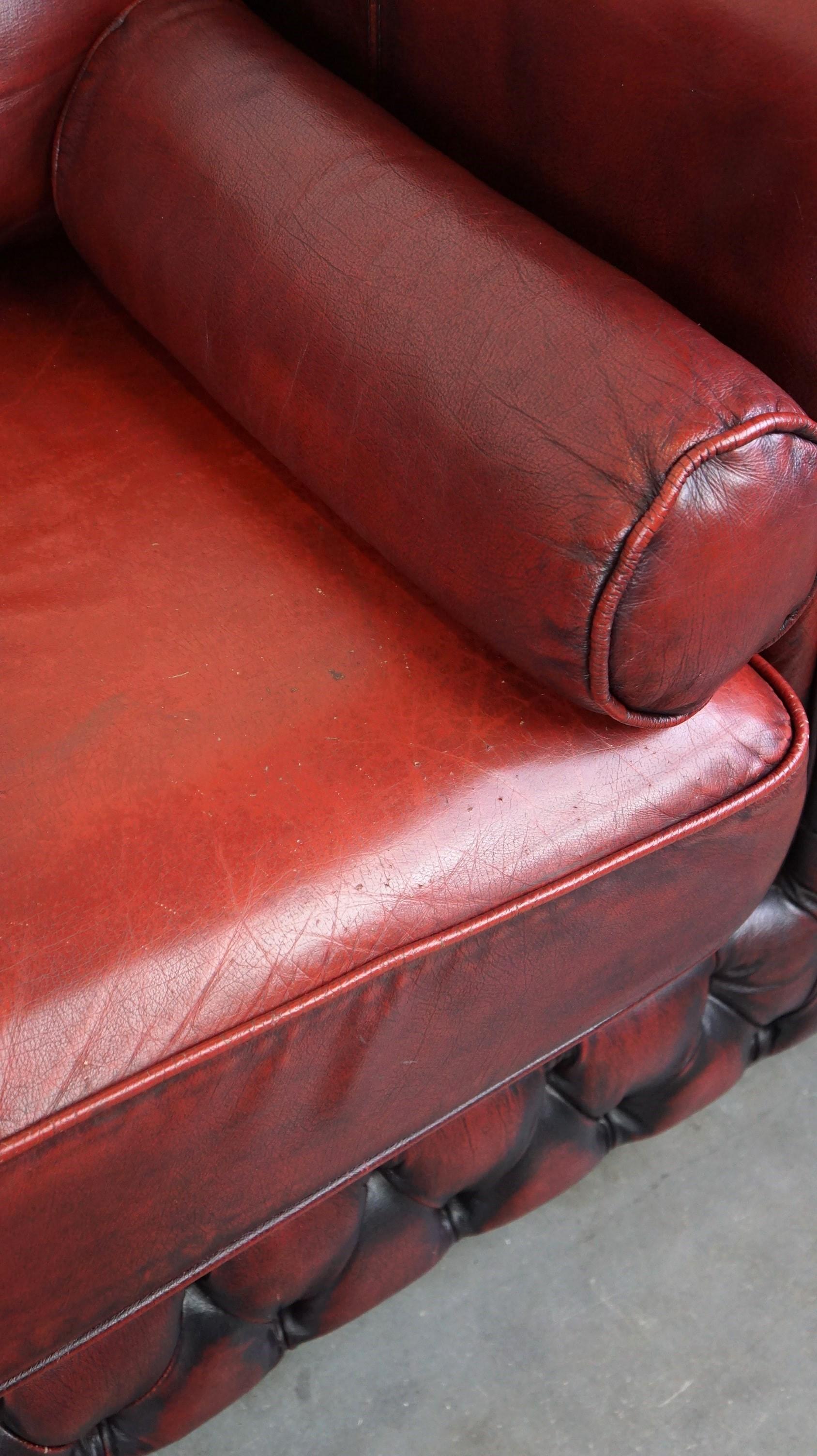 Schönes rotes, elegant gestaltetes Chesterfield 2-Sitzer-Sofa aus Rindsleder mit Rindsleder im Angebot 3