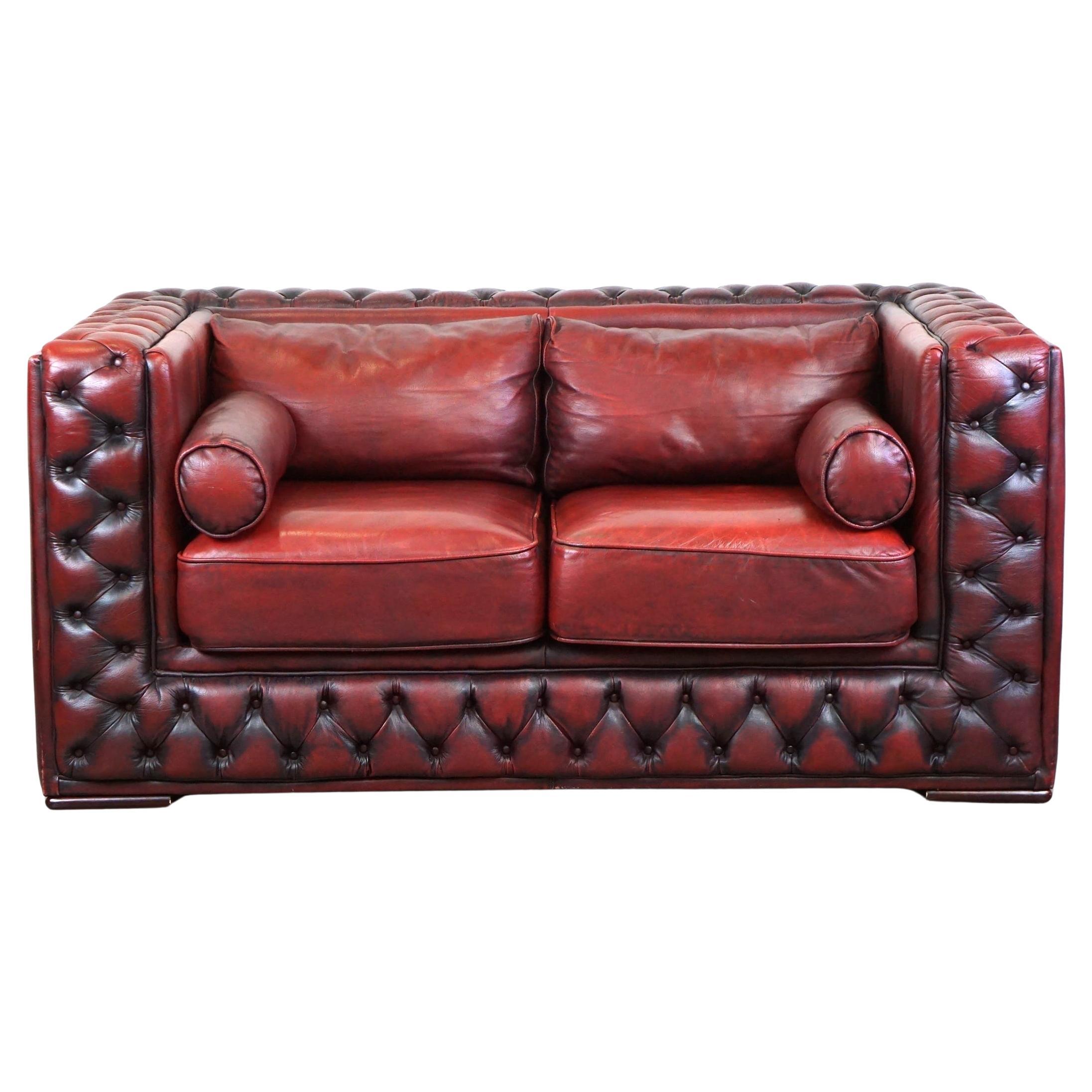 Magnifique canapé 2 places Chesterfield en cuir de vache rouge au design élégant